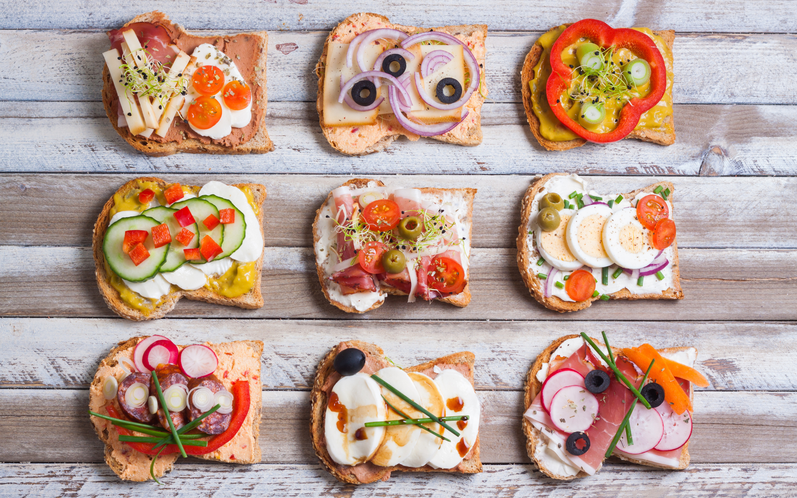 Аппетитные бутерброды на деревянном столе вид сверху