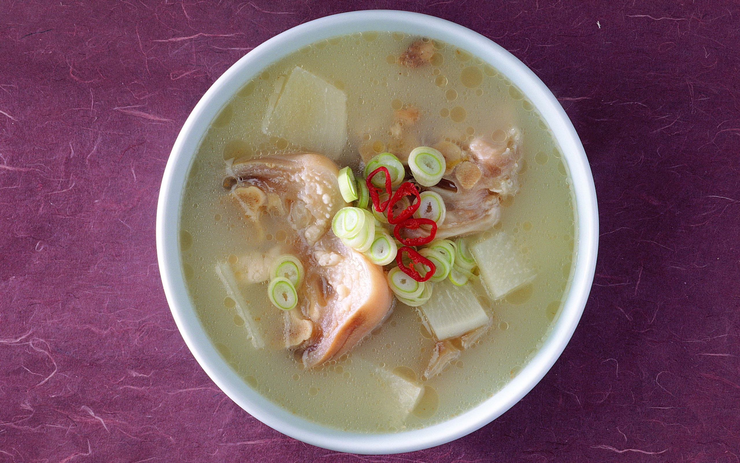 Аппетитный суп с морепродуктами и зеленым луком вид сверху