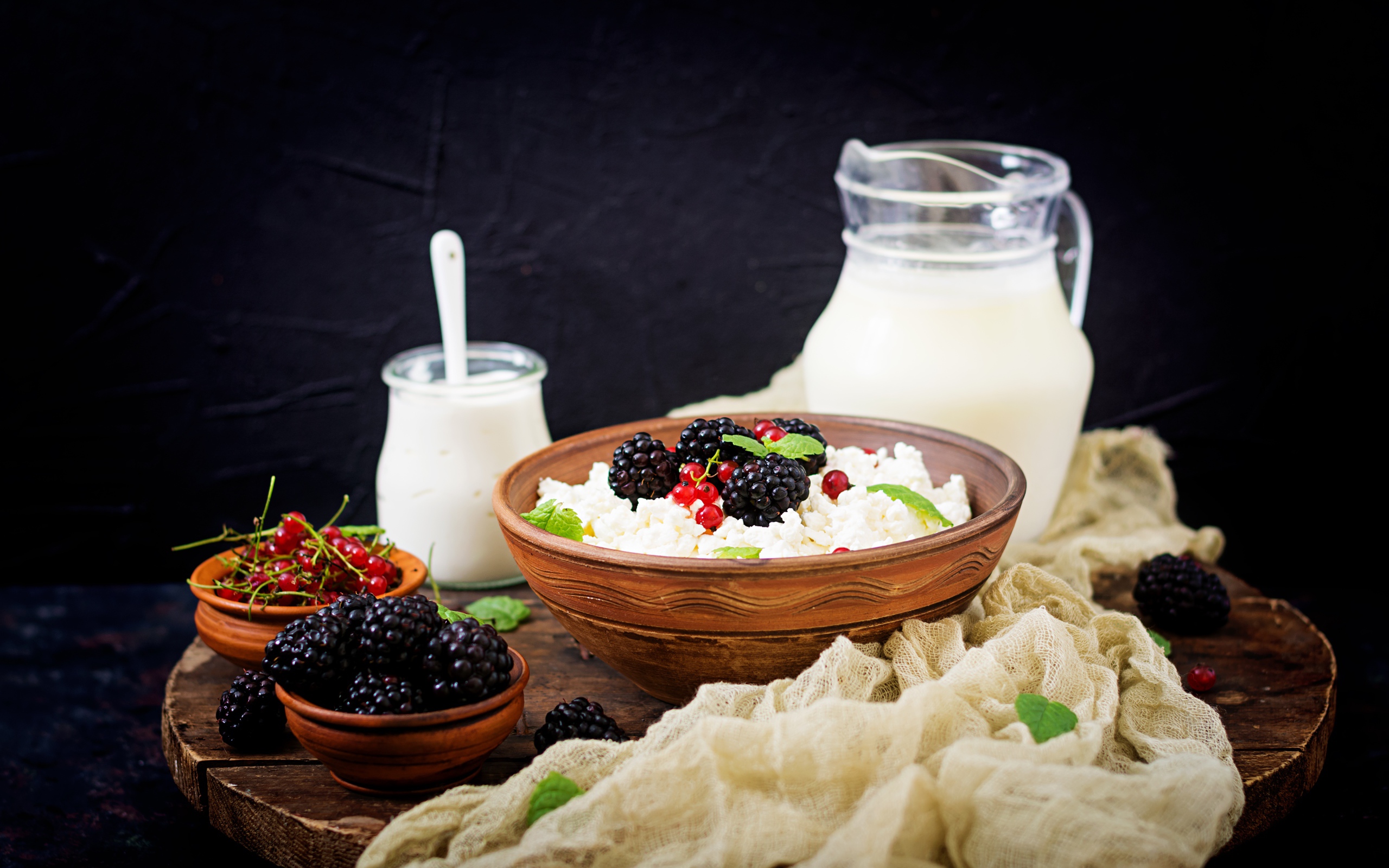 Творог с ягодами и свежим молоком на столе на завтрак