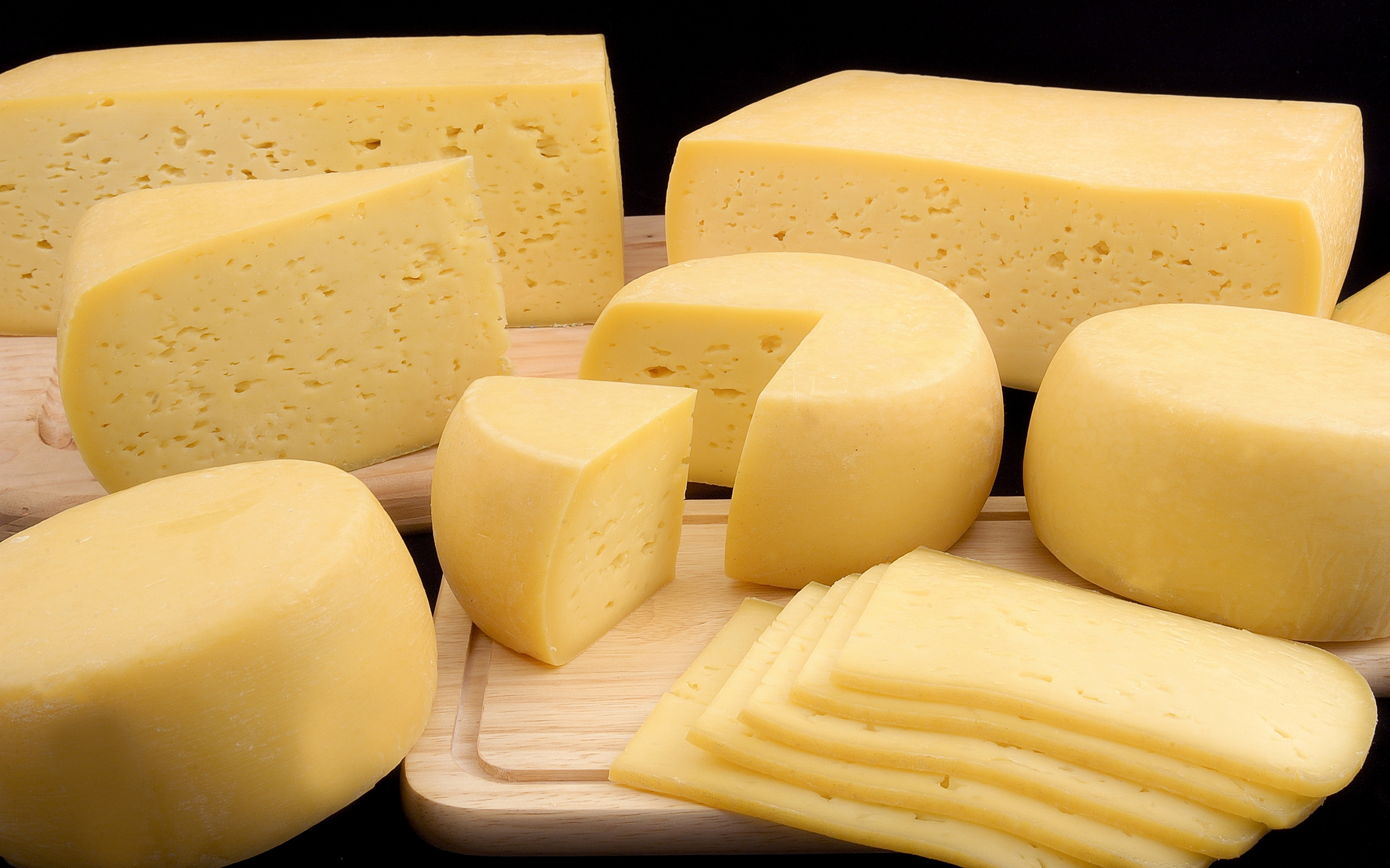 Свежие твердые сыры крупным планом