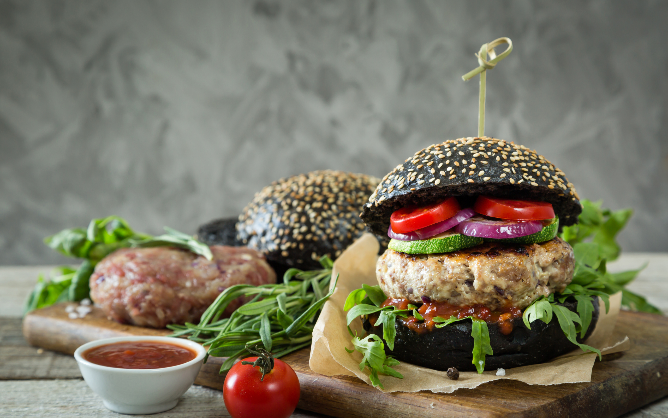 Гамбургер с котлетой и овощами 