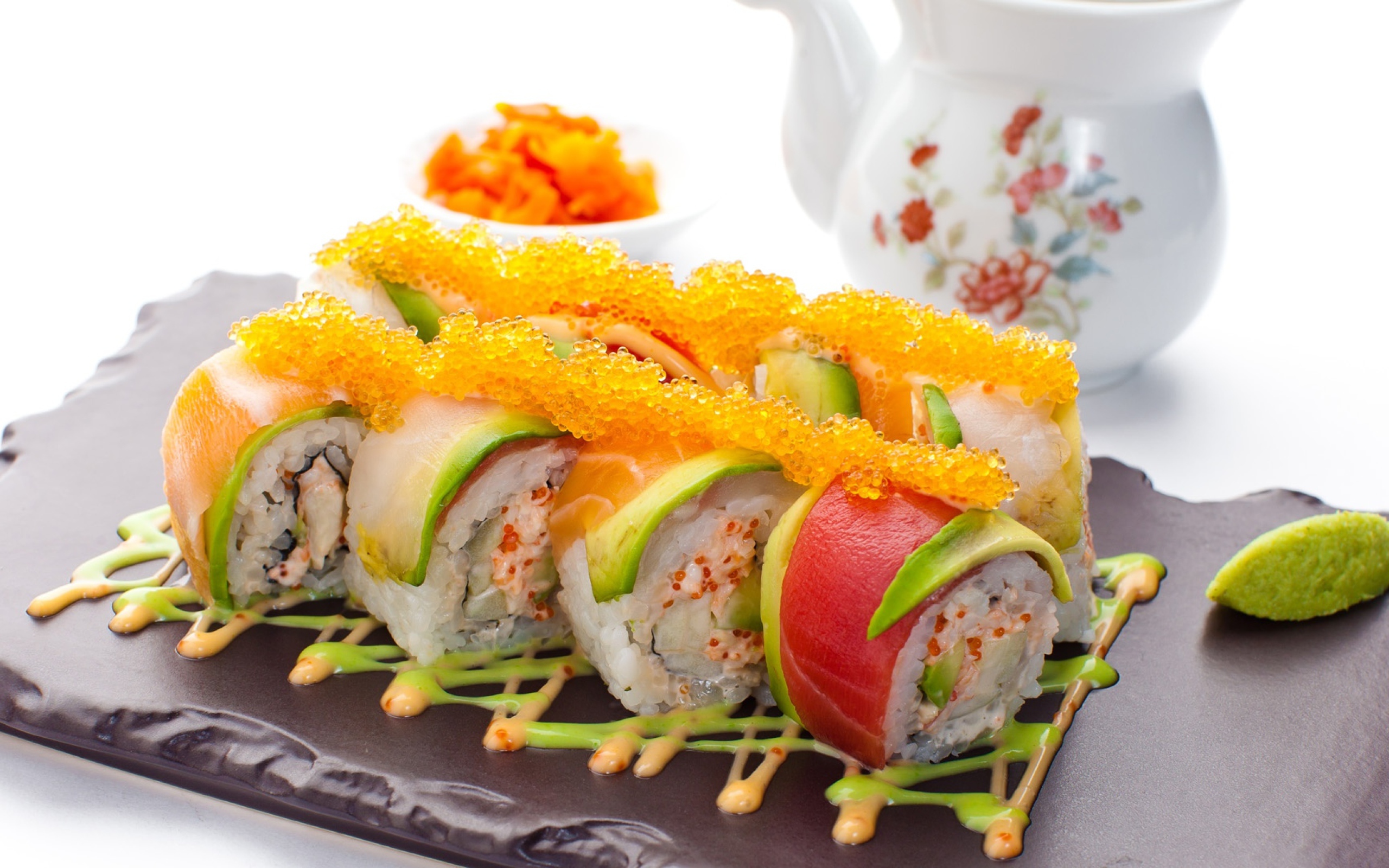 Японские роллы с икрой и авокадо 
