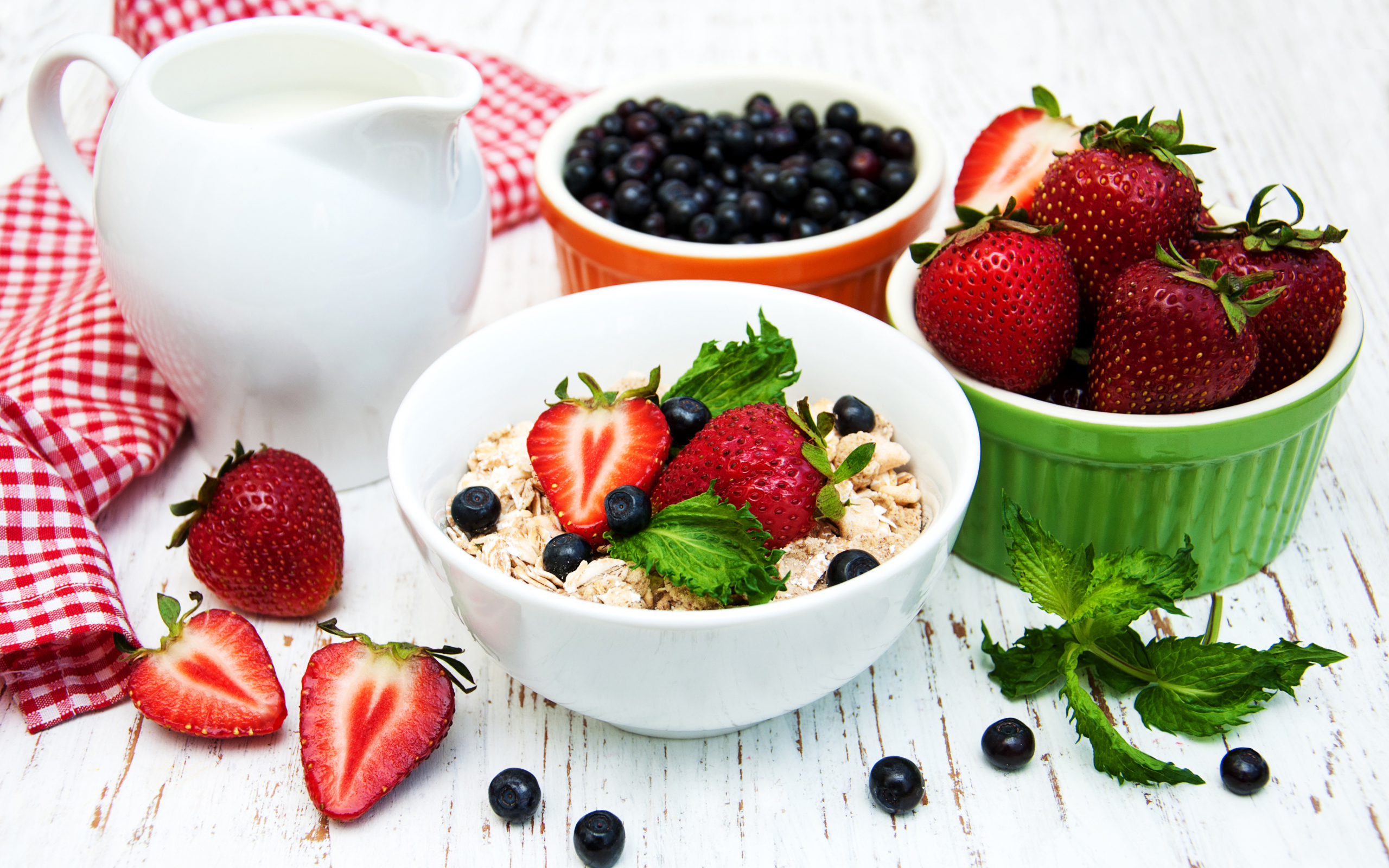 Овсяные хлопья и свежая клубника на завтрак 