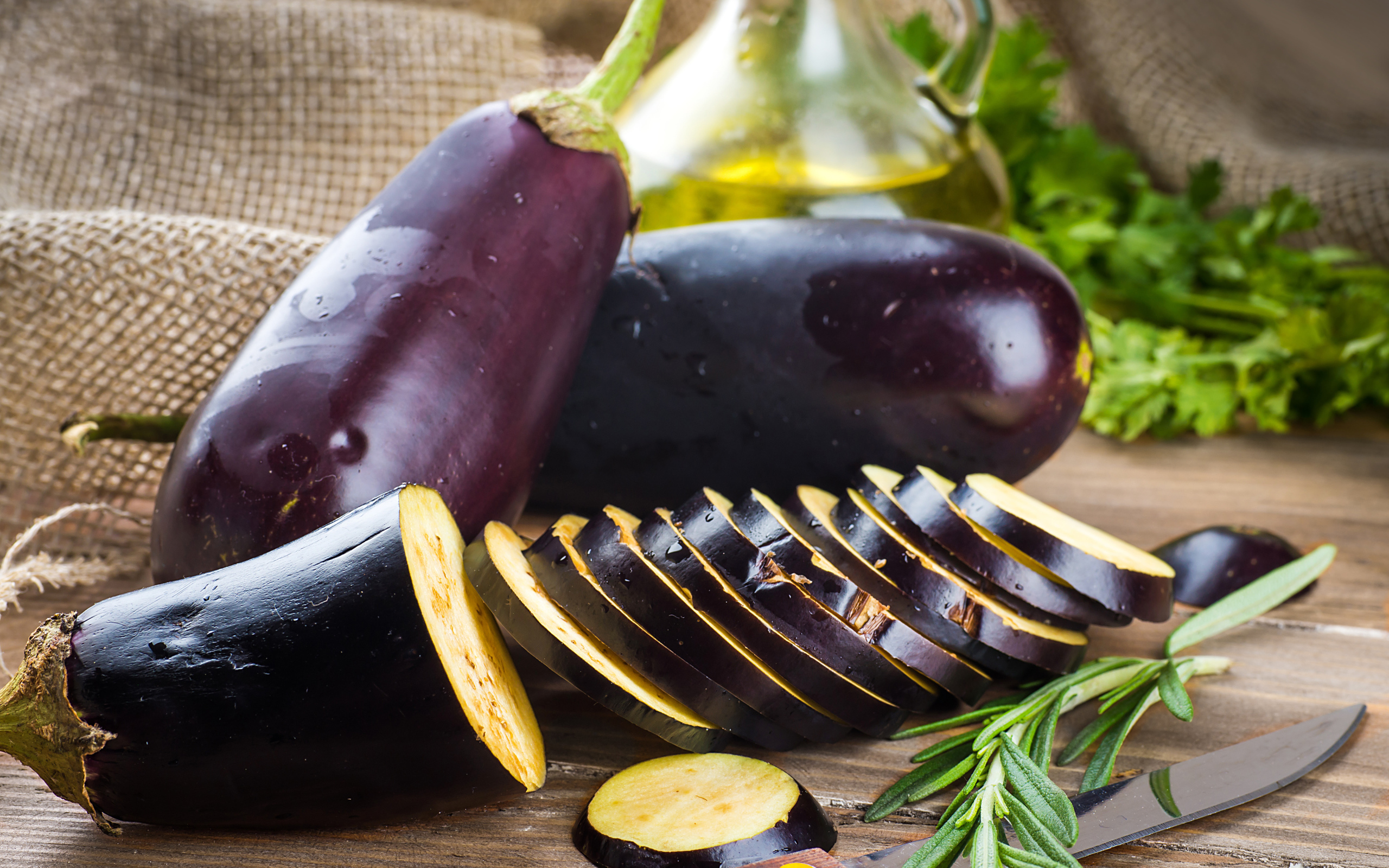 Нарезанный баклажан на столе крупным планом