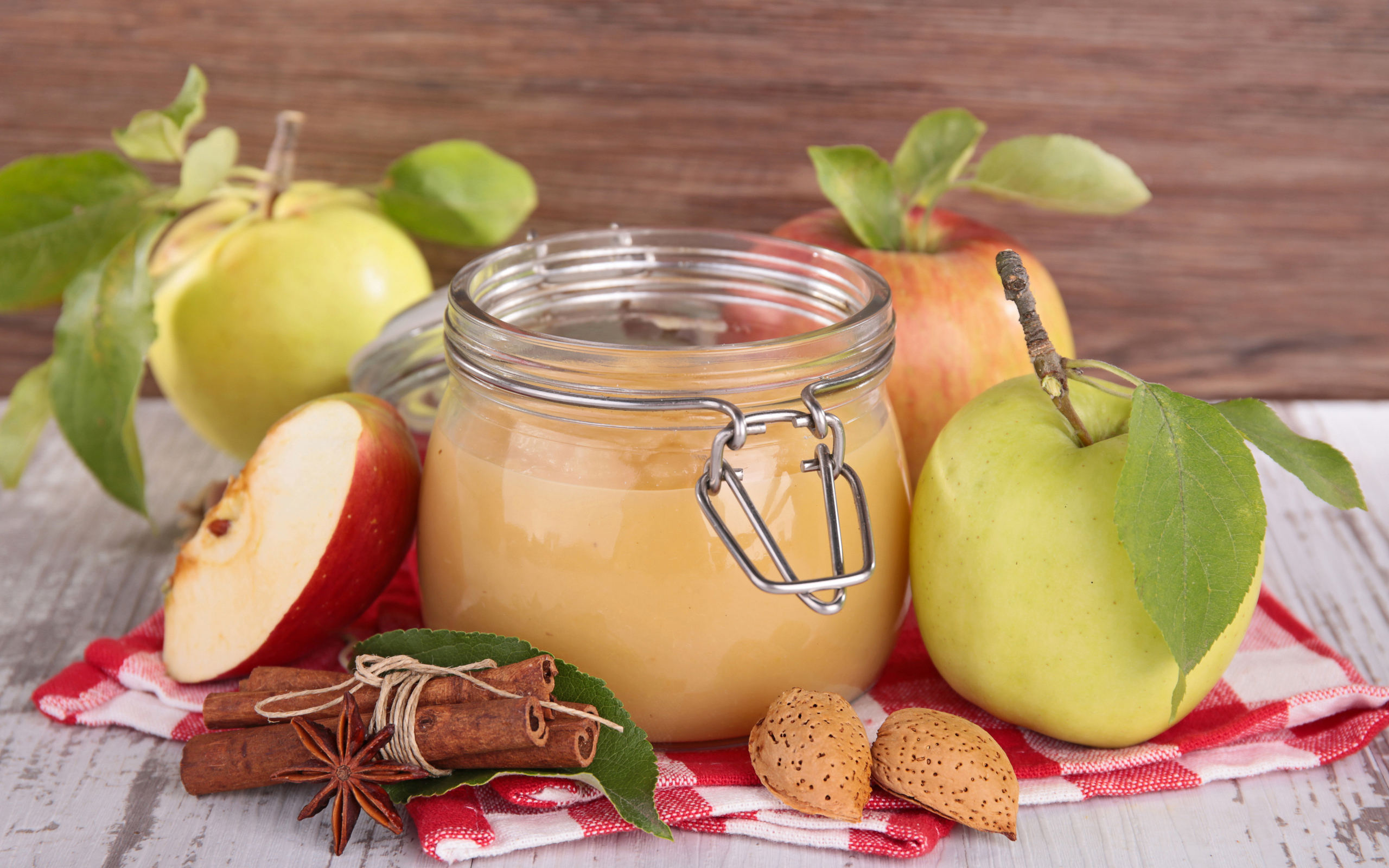 Банка яблочного джема с пряностями на столе