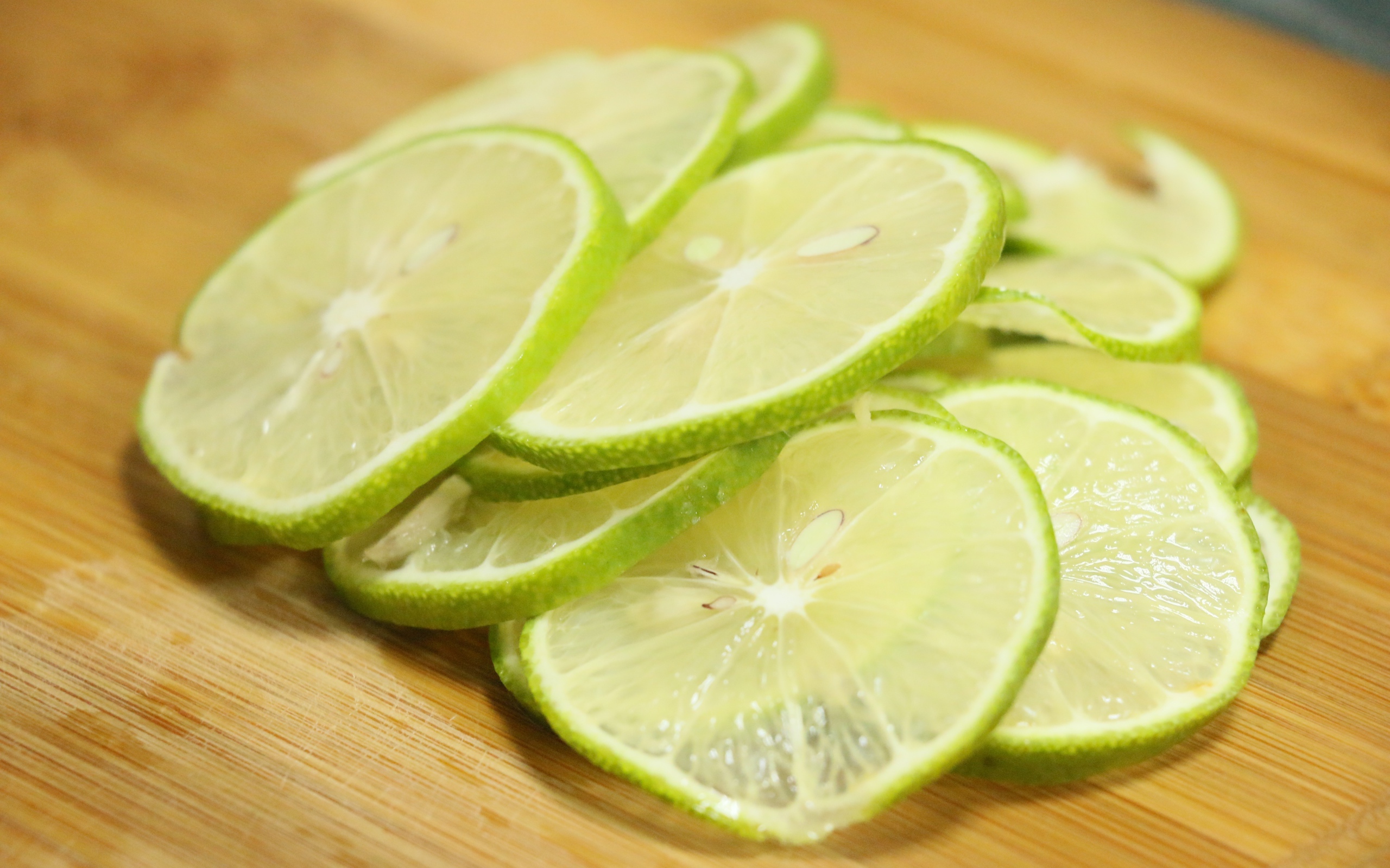 Тонко нарезанные кусочки лайма 