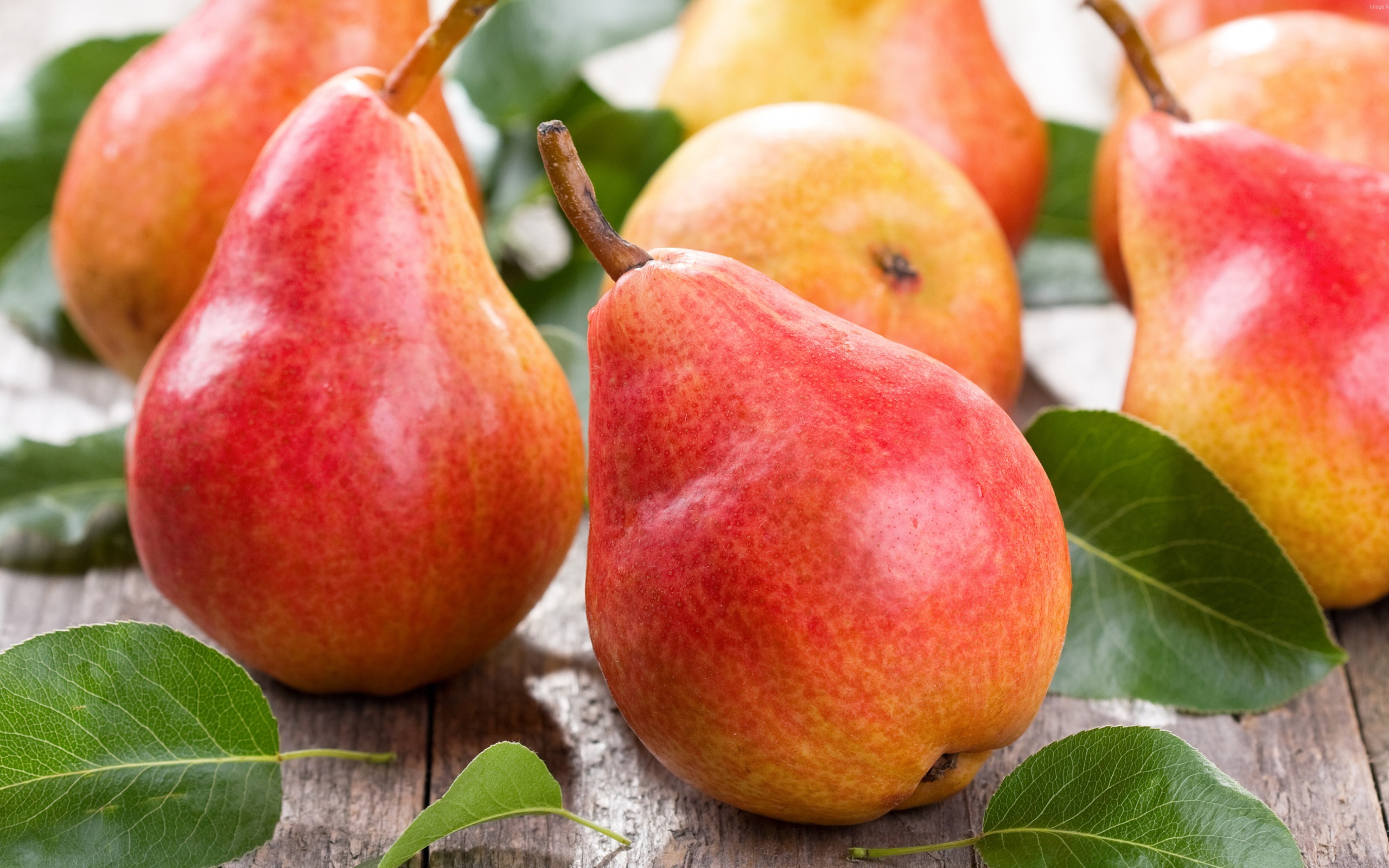 Зрелые аппетитные красные груши