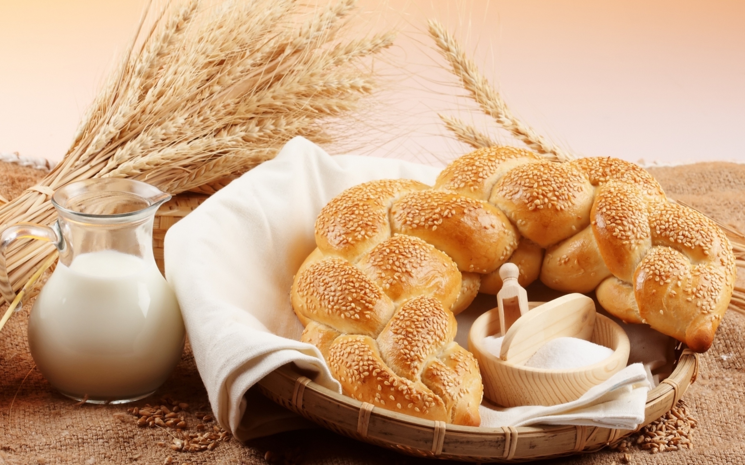 Хлебобулочное изделие и кувшин молока на столе