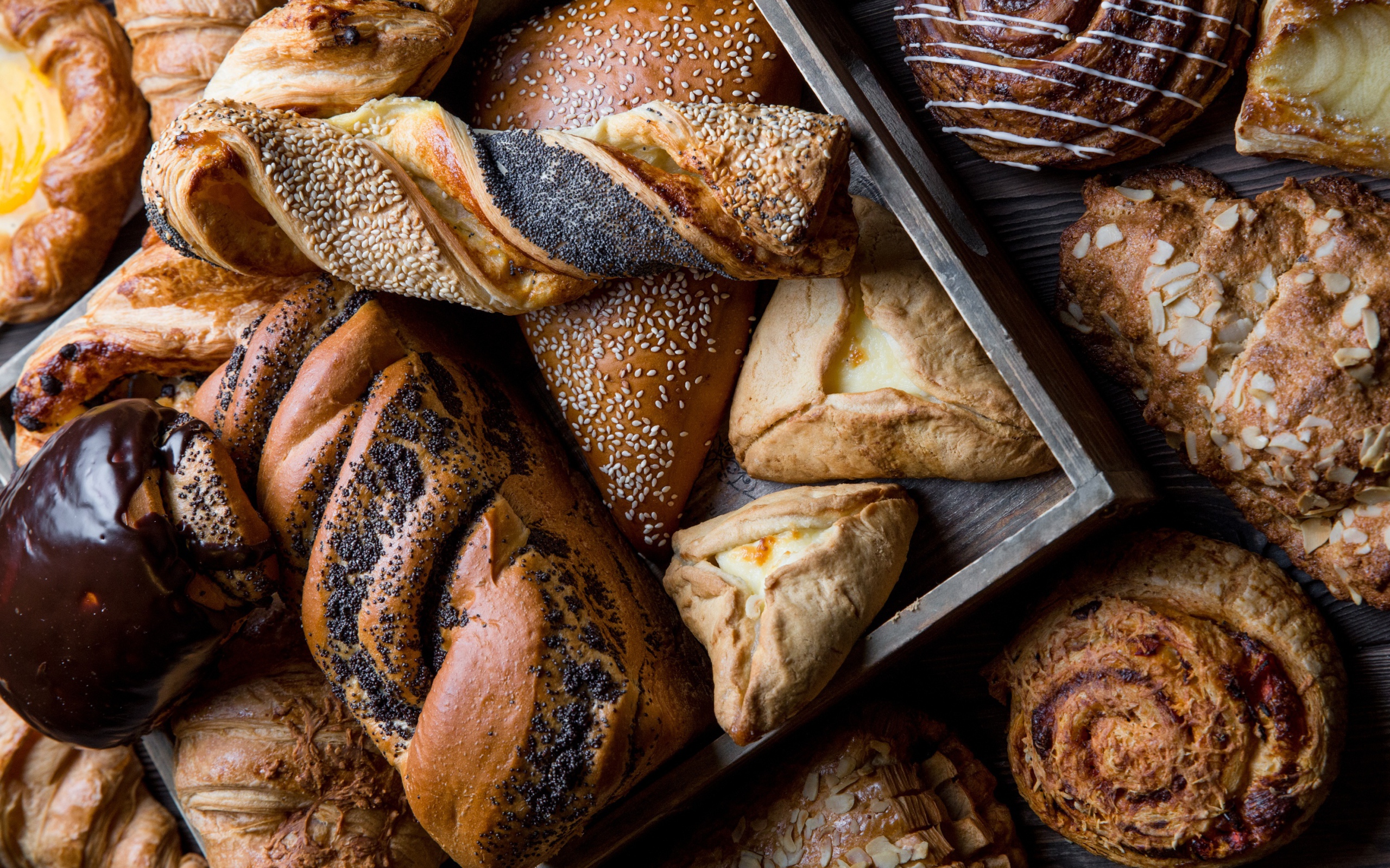 Свежая аппетитная сладкая выпечка с маком