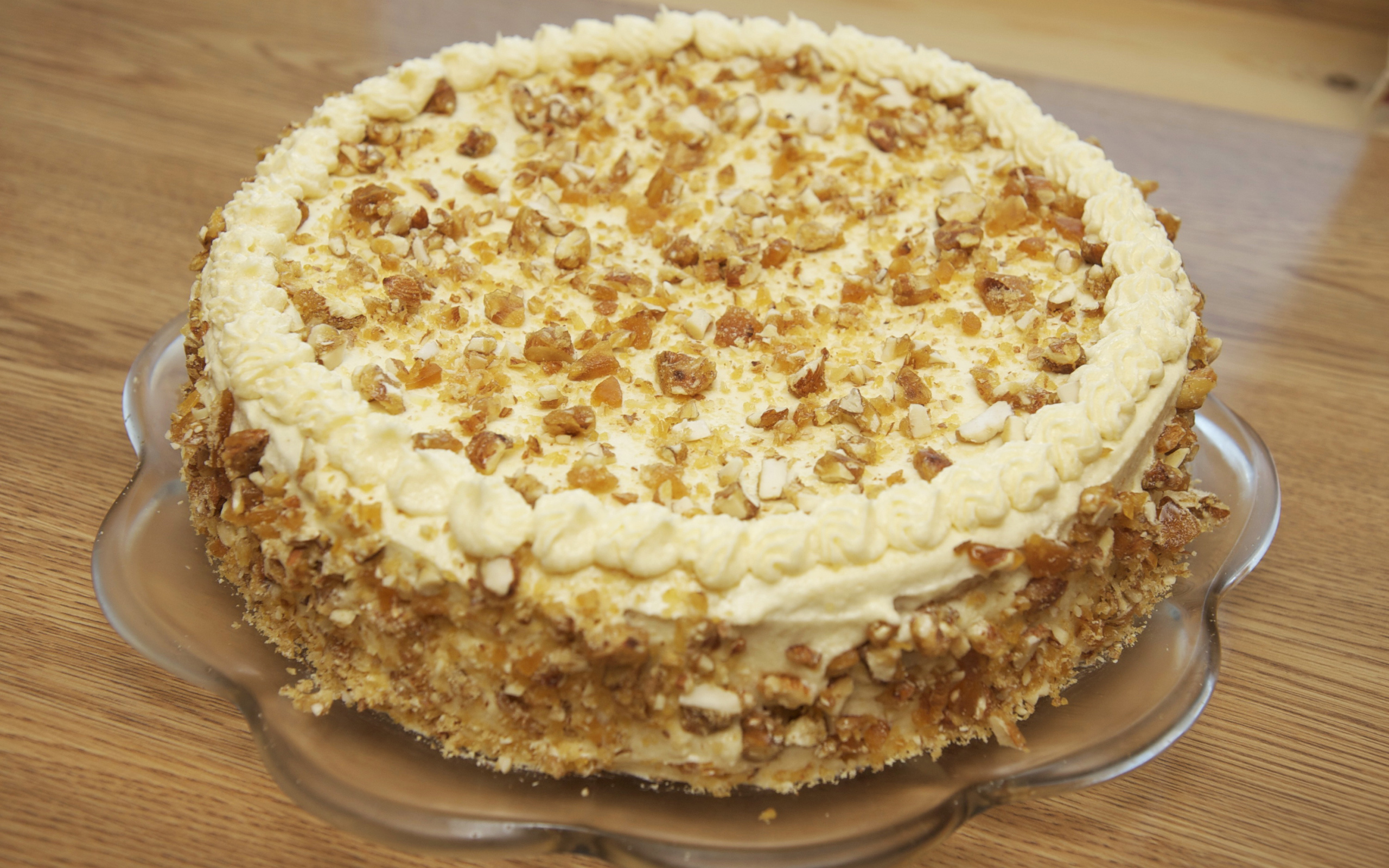 Большой торт с орехами на стеклянном блюде  