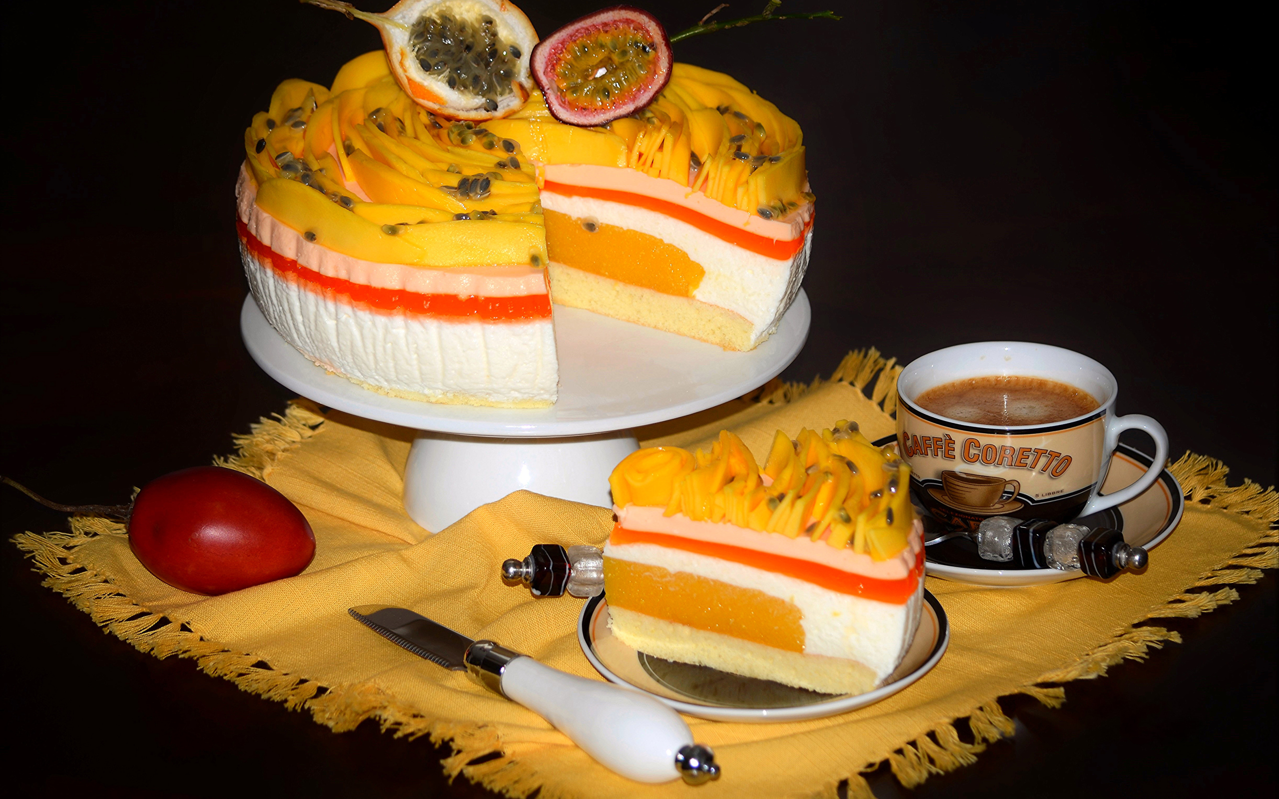 Аппетитный торт с чашкой кофе на черном фоне