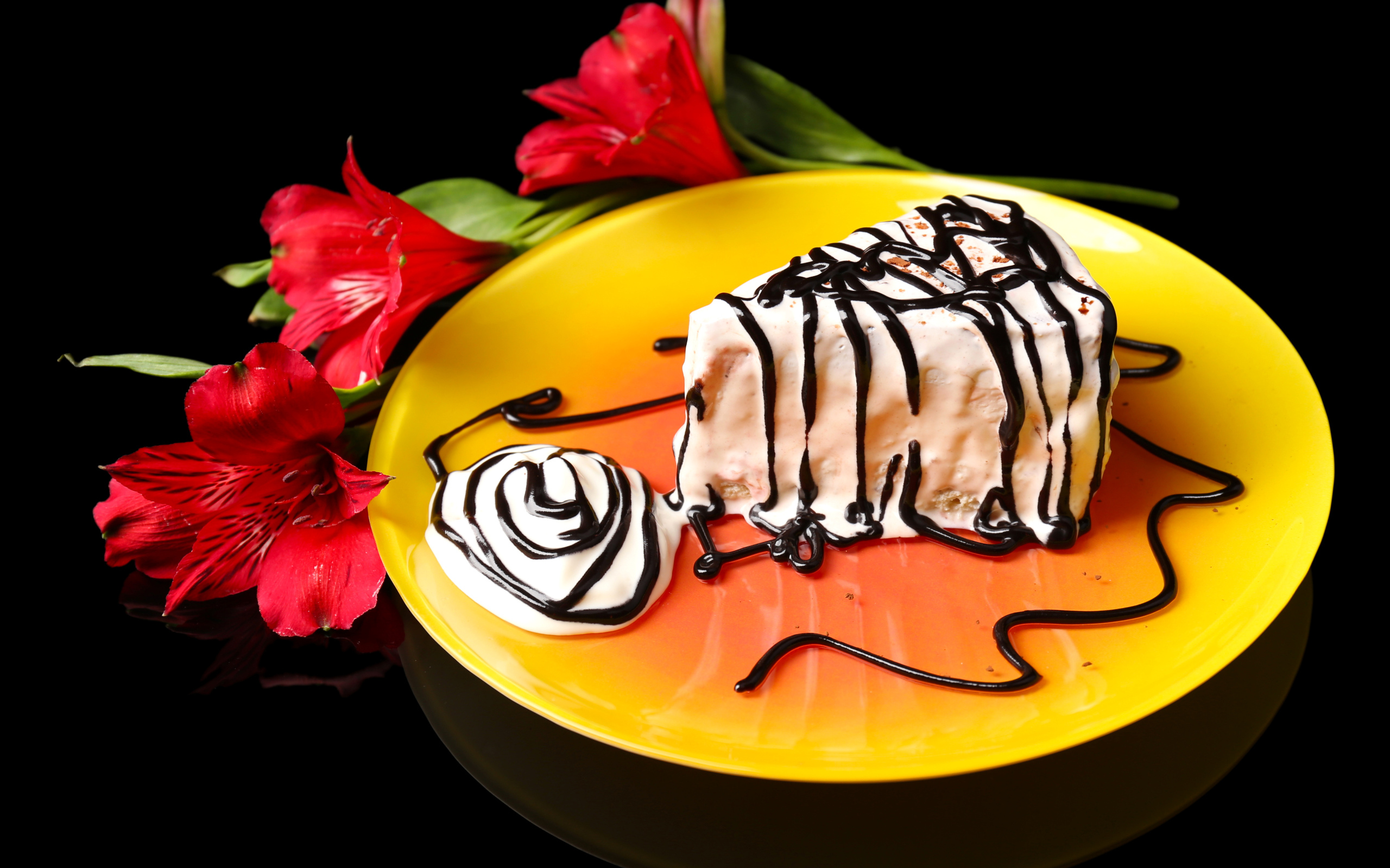 Аппетитное пирожное с шоколадом и цветком альстремерия на черном фоне