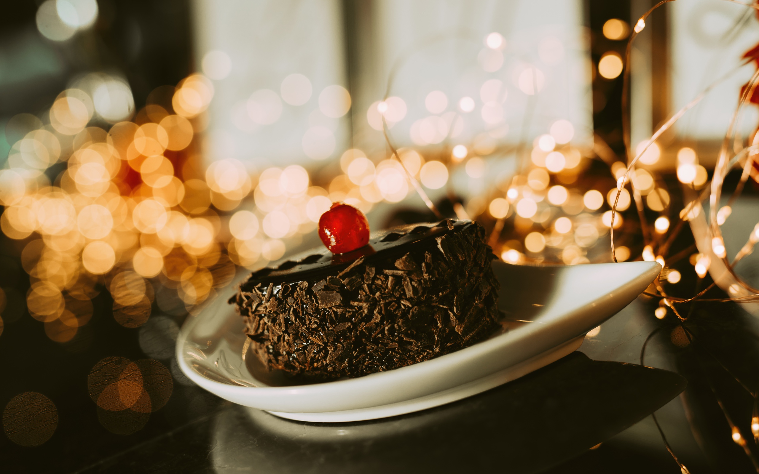 Аппетитное пирожное с шоколадом и вишней