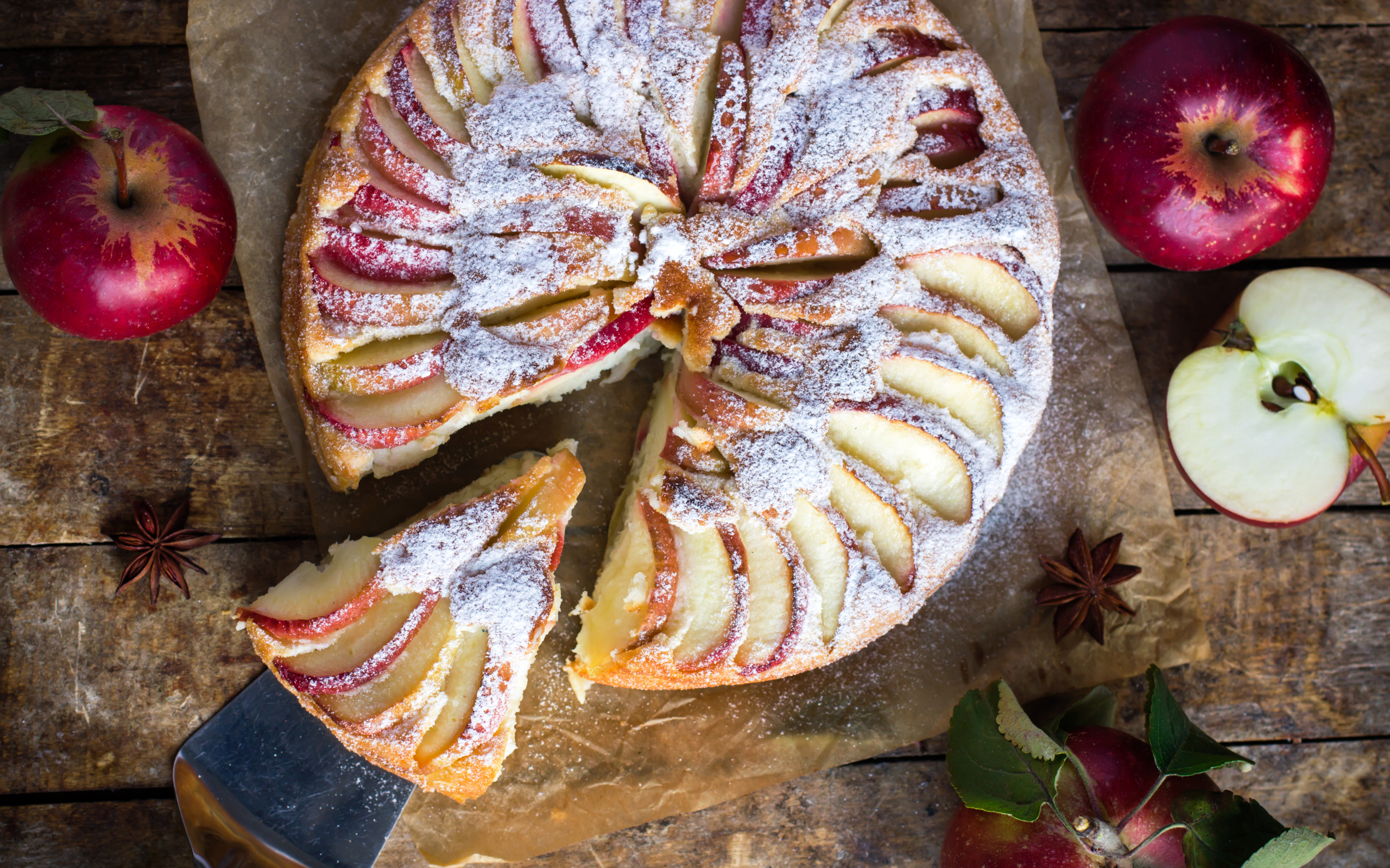 Аппетитный пирог с красными яблоками и сахарной пудрой