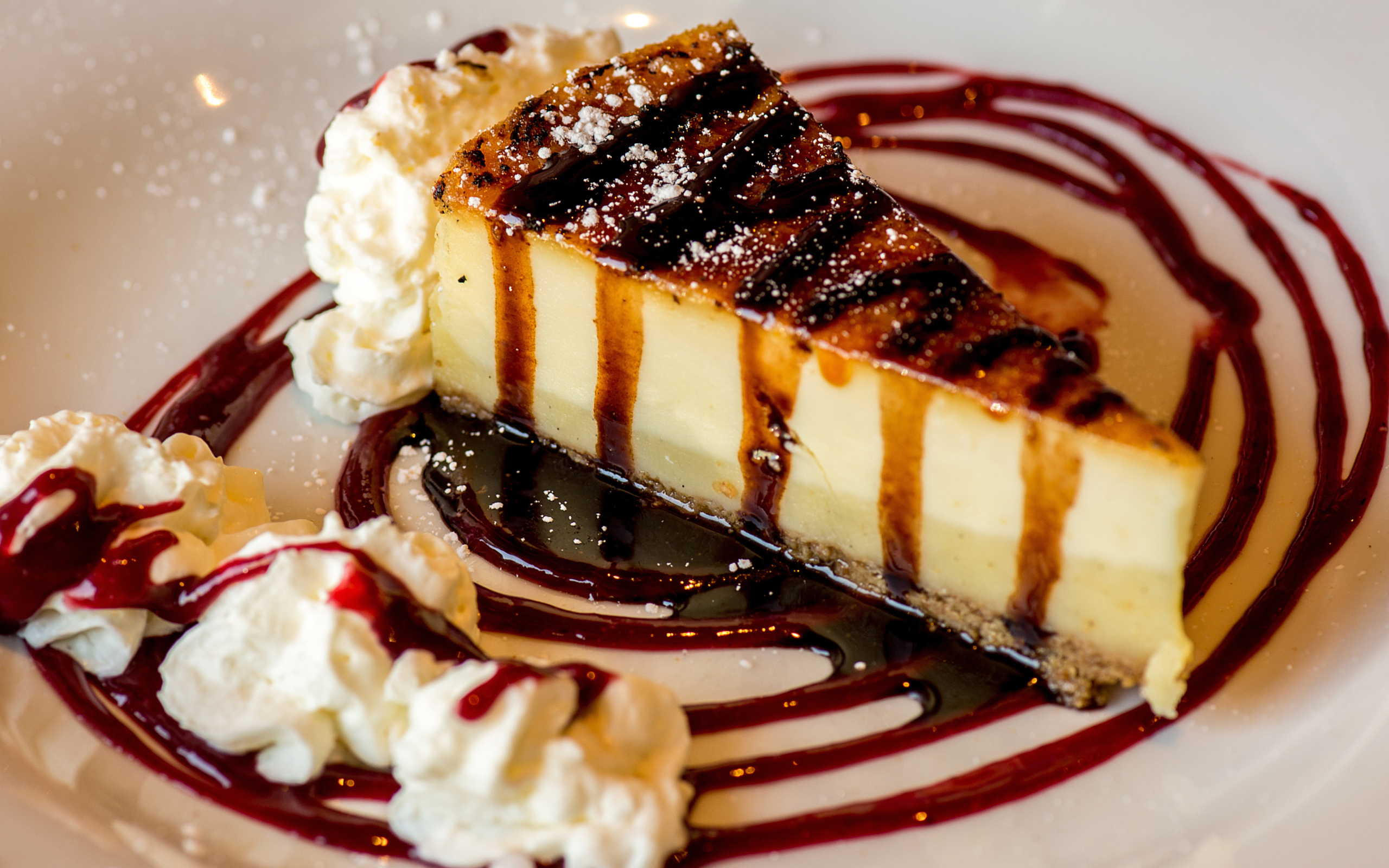 Аппетитный кусок чизкейка со сливками и клубничным джемом