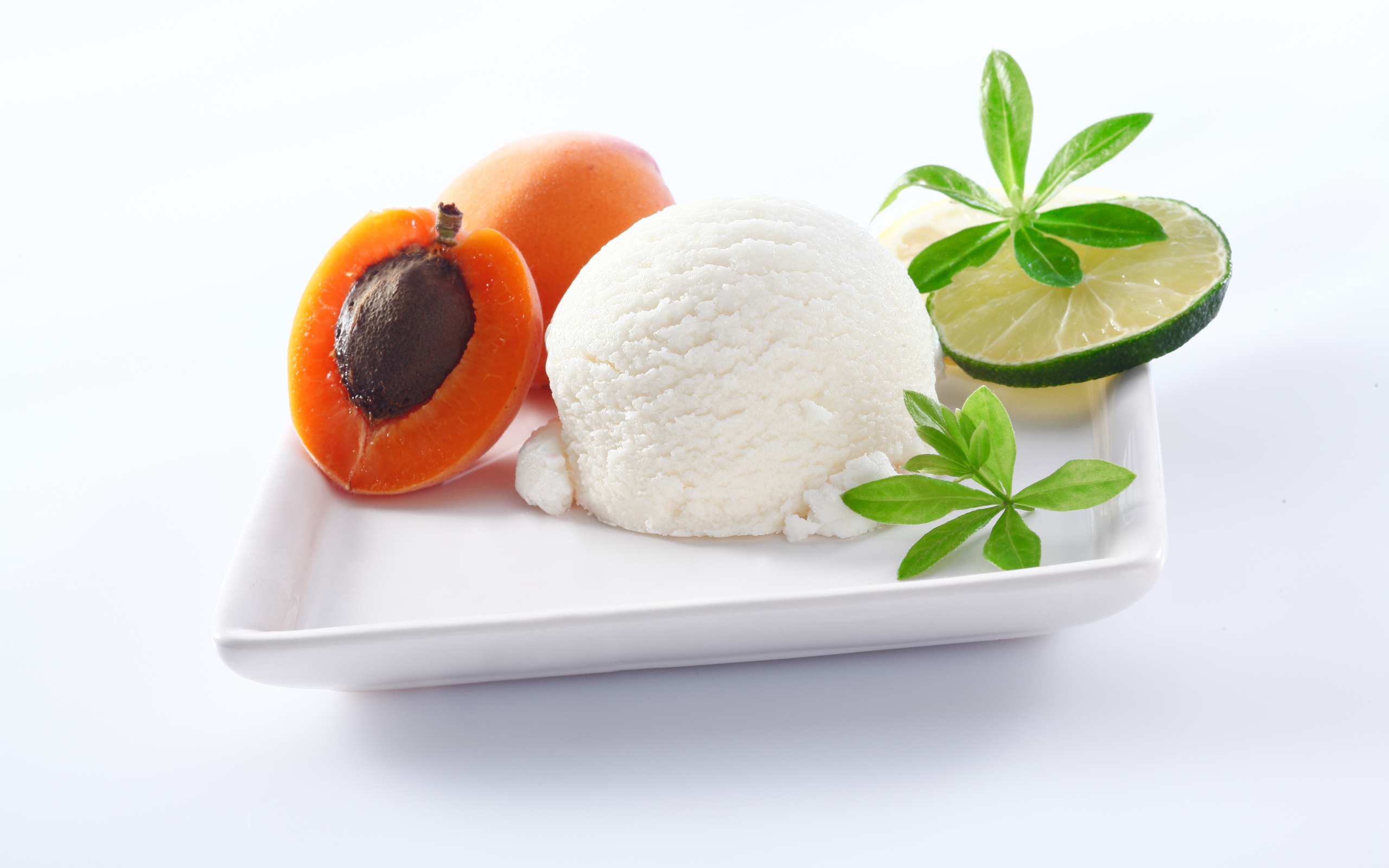 Шарик сливочного мороженого с абрикосами и лаймом