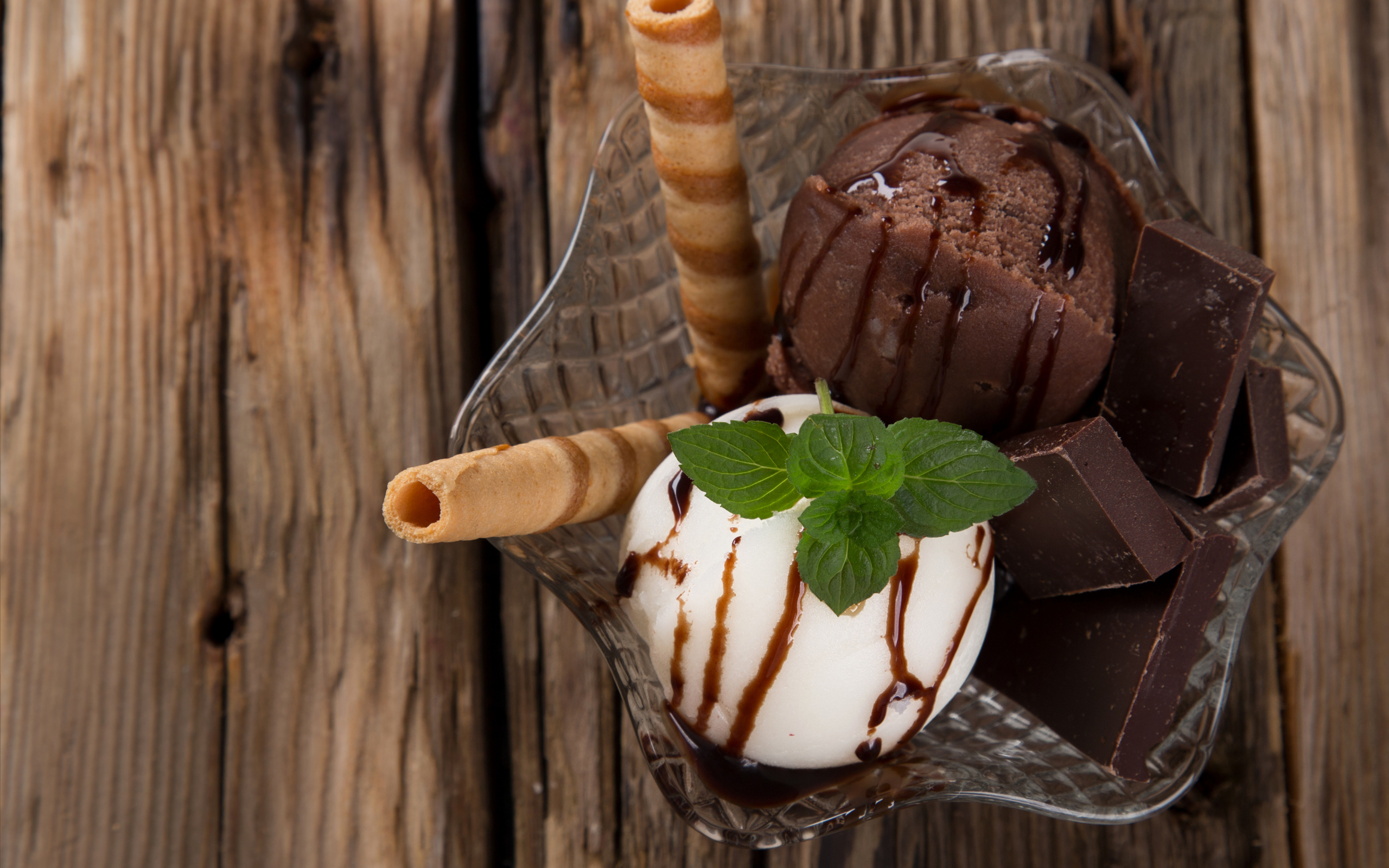 Шарики шоколадного и сливочного мороженого с трубочками