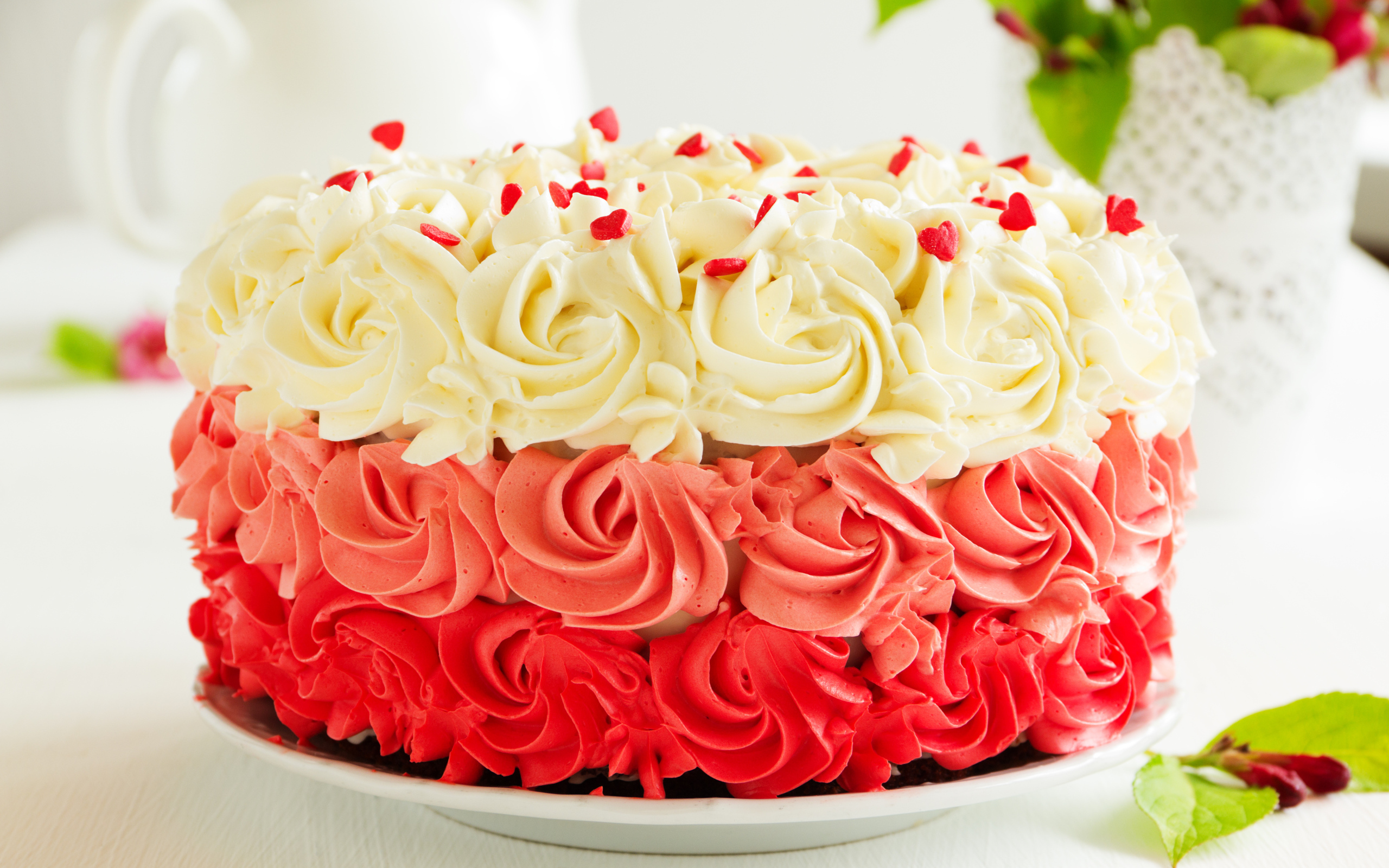 Красивый праздничный торт с красным и белым масляным кремом