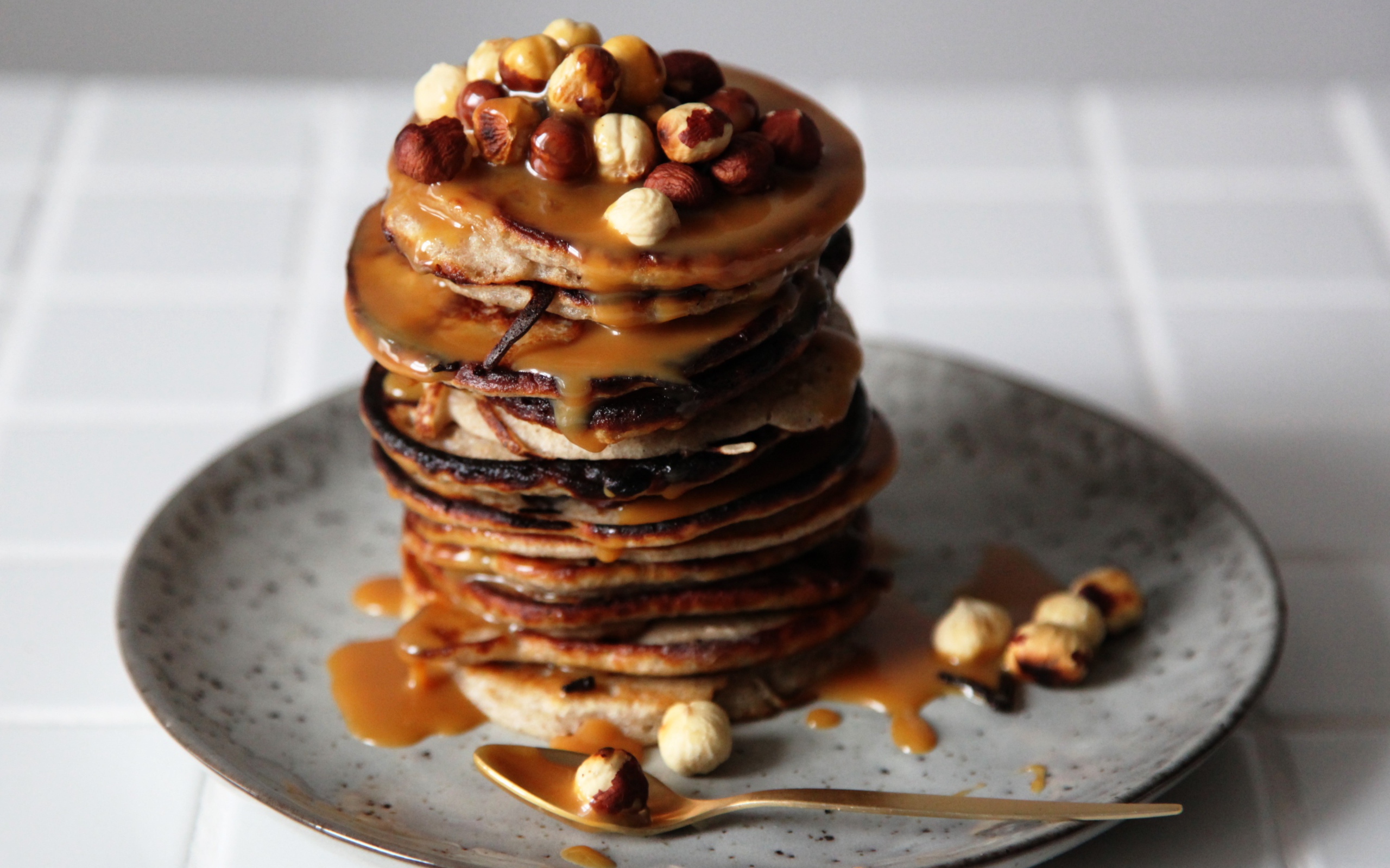 Гречневые оладьи с лесными орехами и сиропом