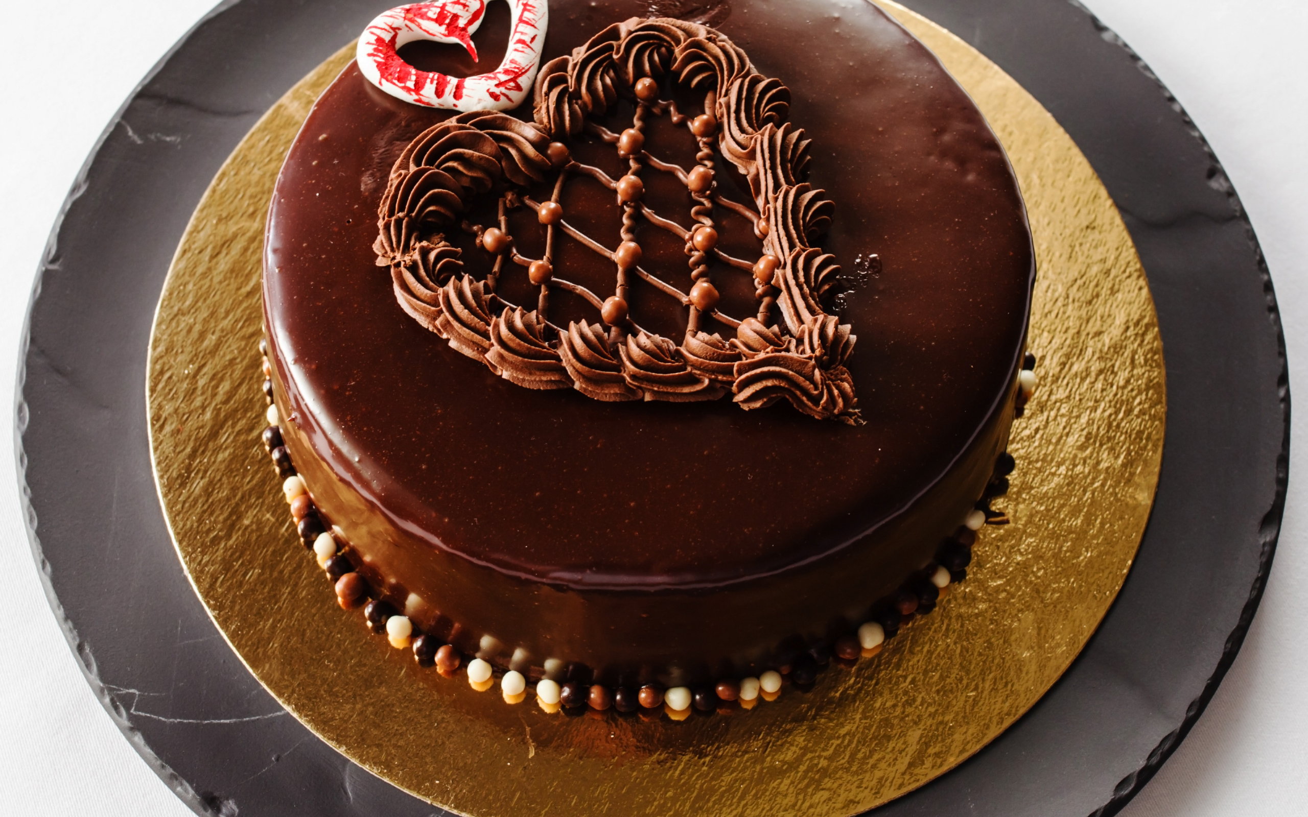 Торт с черным шоколадом и кремом 