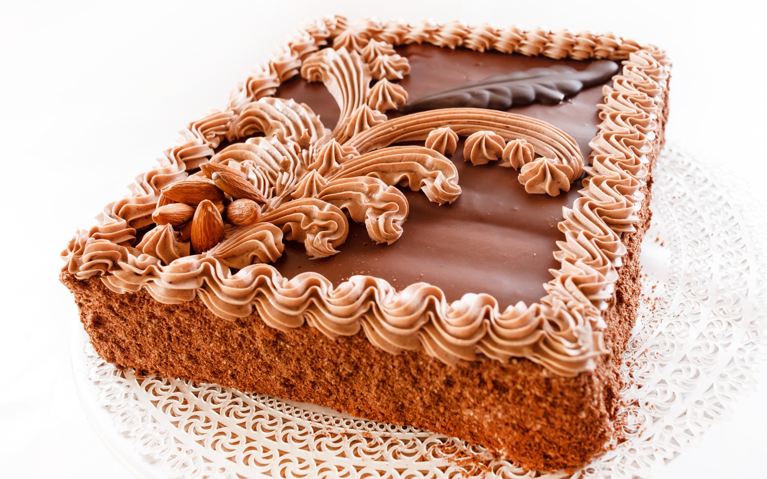 Торт с масляным кремом и миндальными орехами