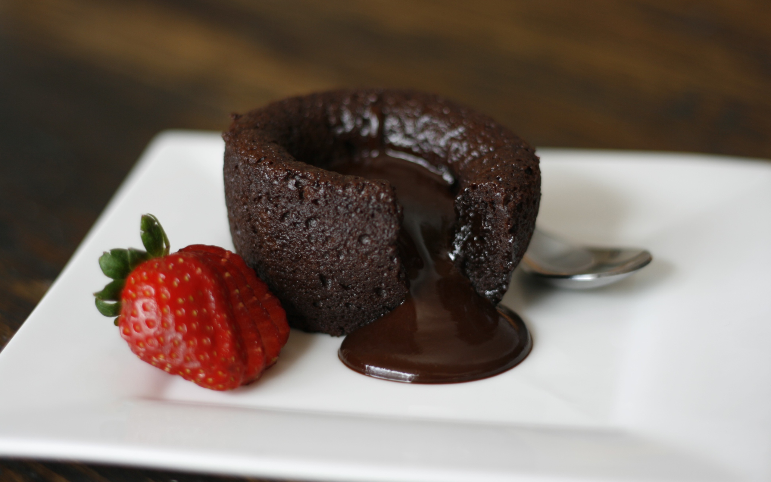 Пирожное с шоколадом и свежей клубникой