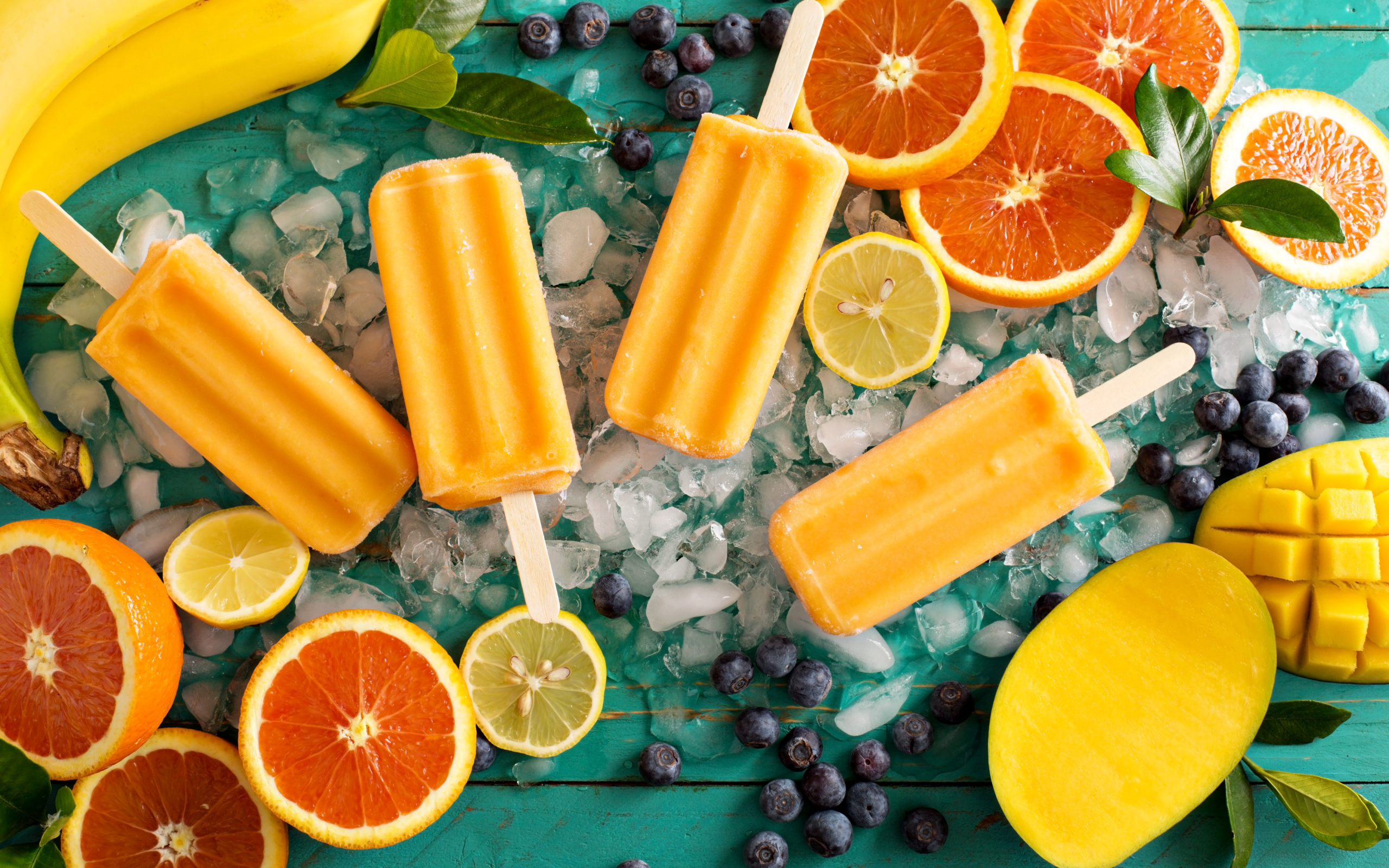 Цитрусовое мороженое на палочке со свежими фруктами