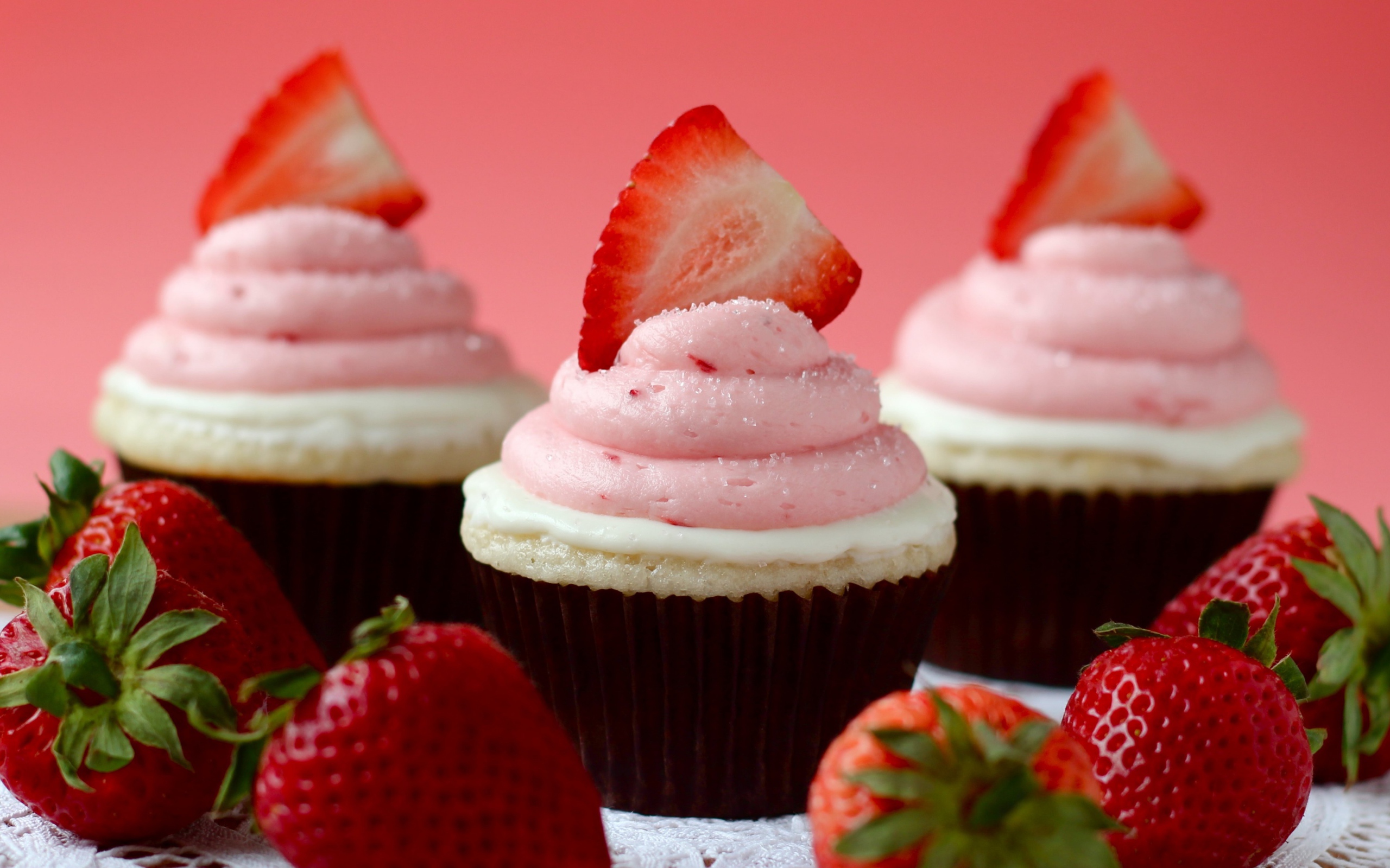 Кексы с клубничным кремом и свежей клубникой