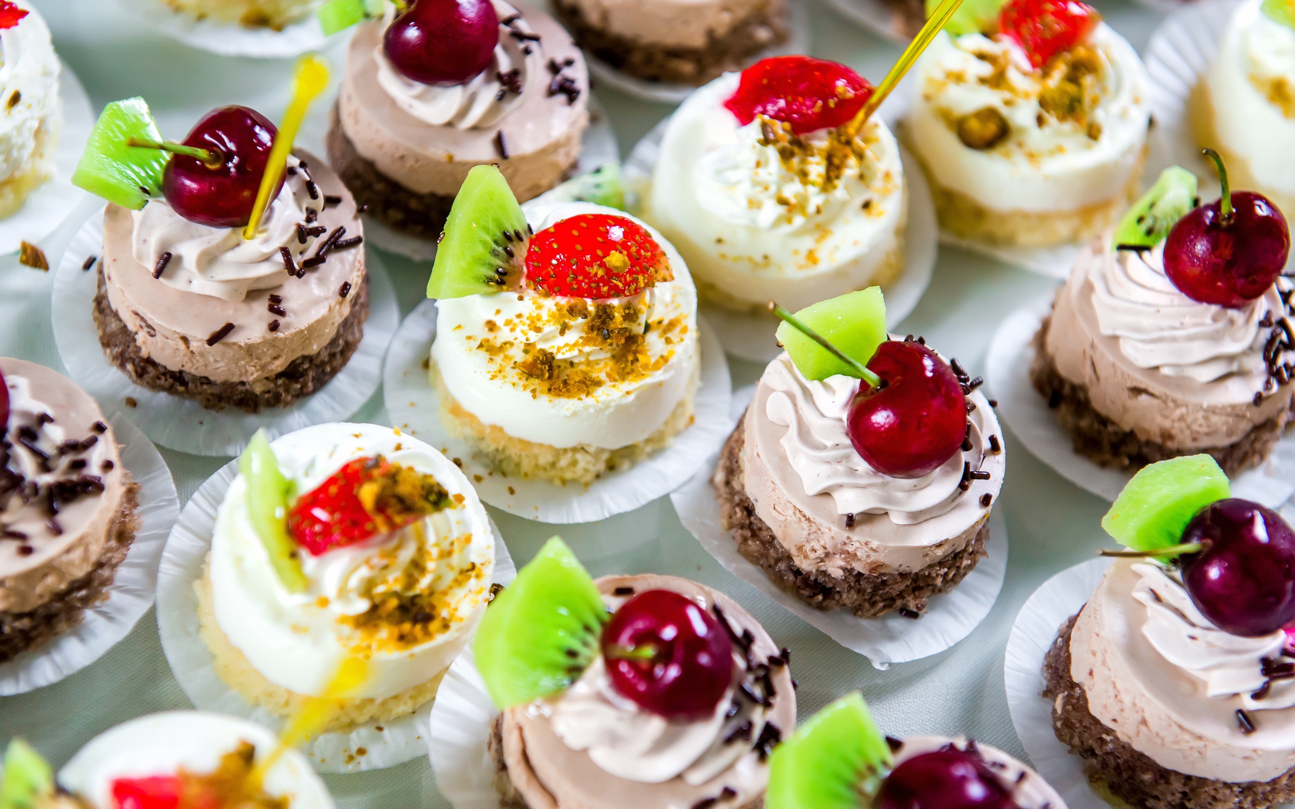 Вкусные сладкие пирожные с ягодами на десерт