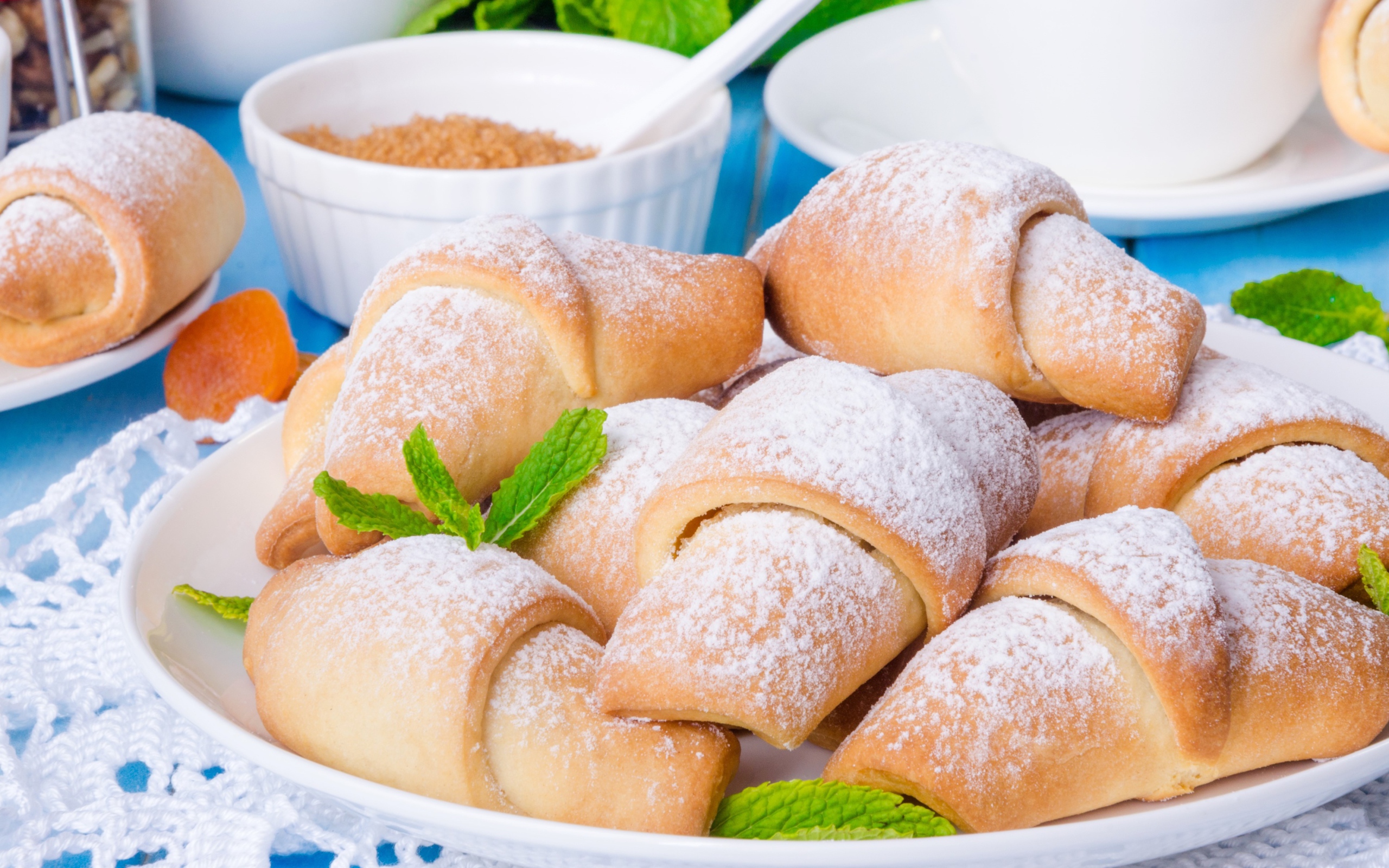 Свежие круассаны на столе 