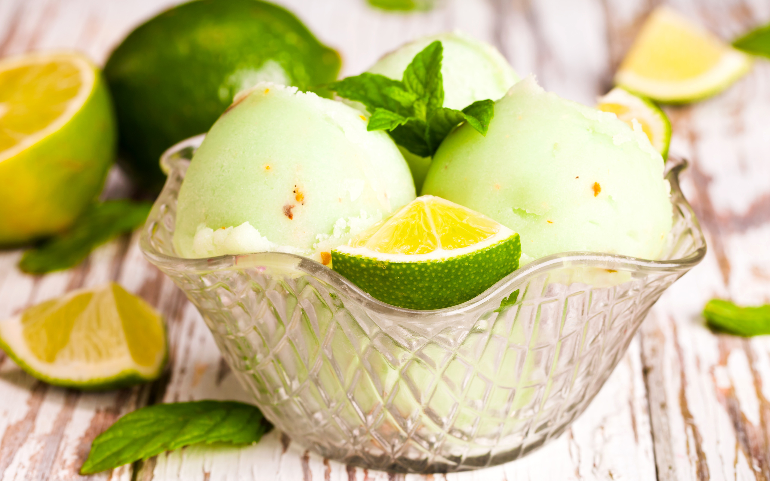 Фруктовое мороженое с лаймом и мятой 