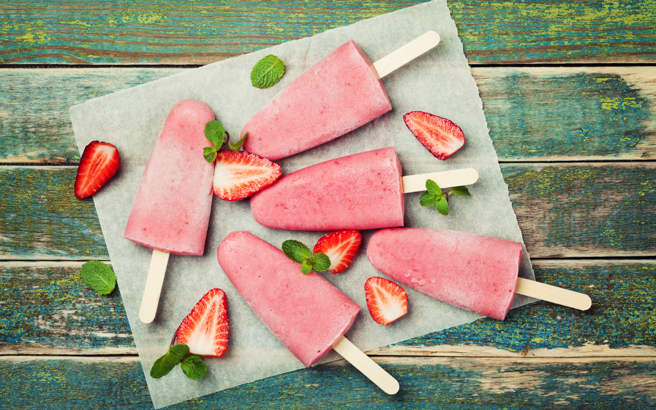 Фруктовое клубничное мороженое на палочке