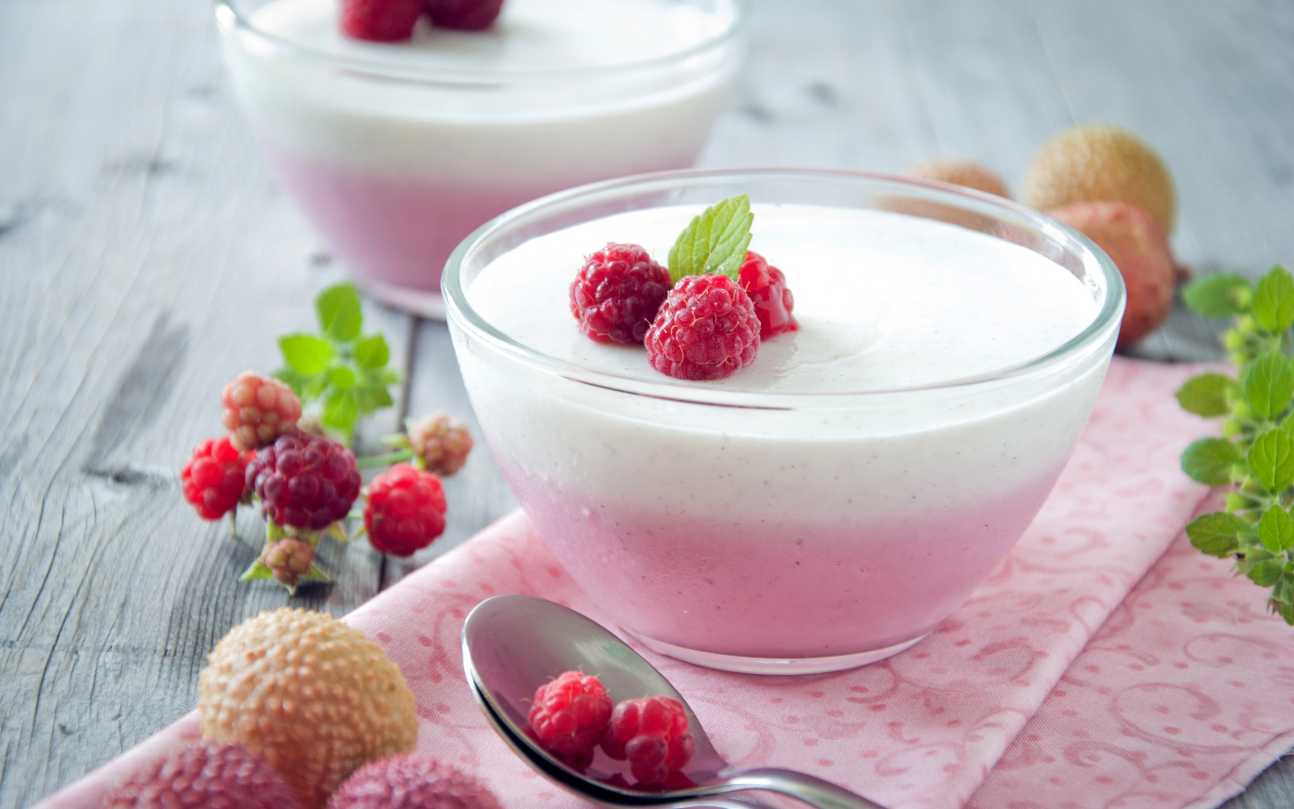 Молочно - ягодное суфле с ягодами малины и мятой