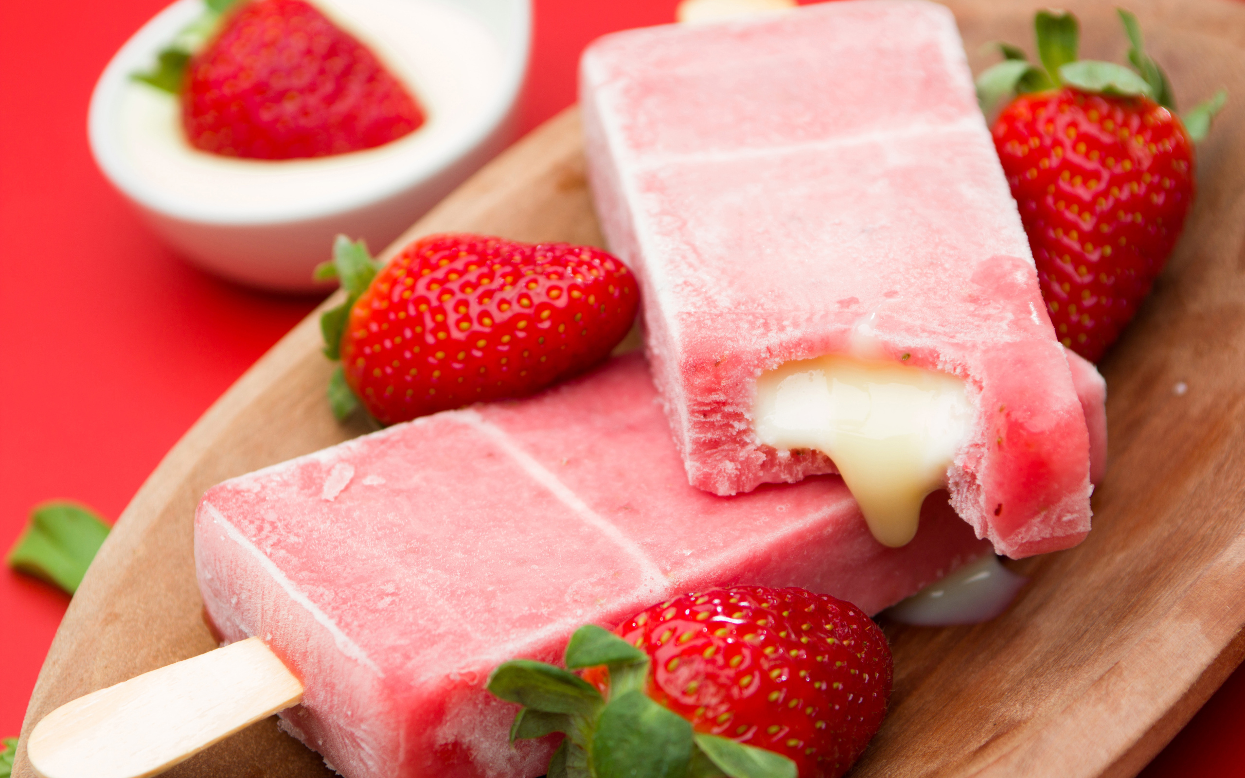 Клубничное мороженое на палочке со сгущенкой