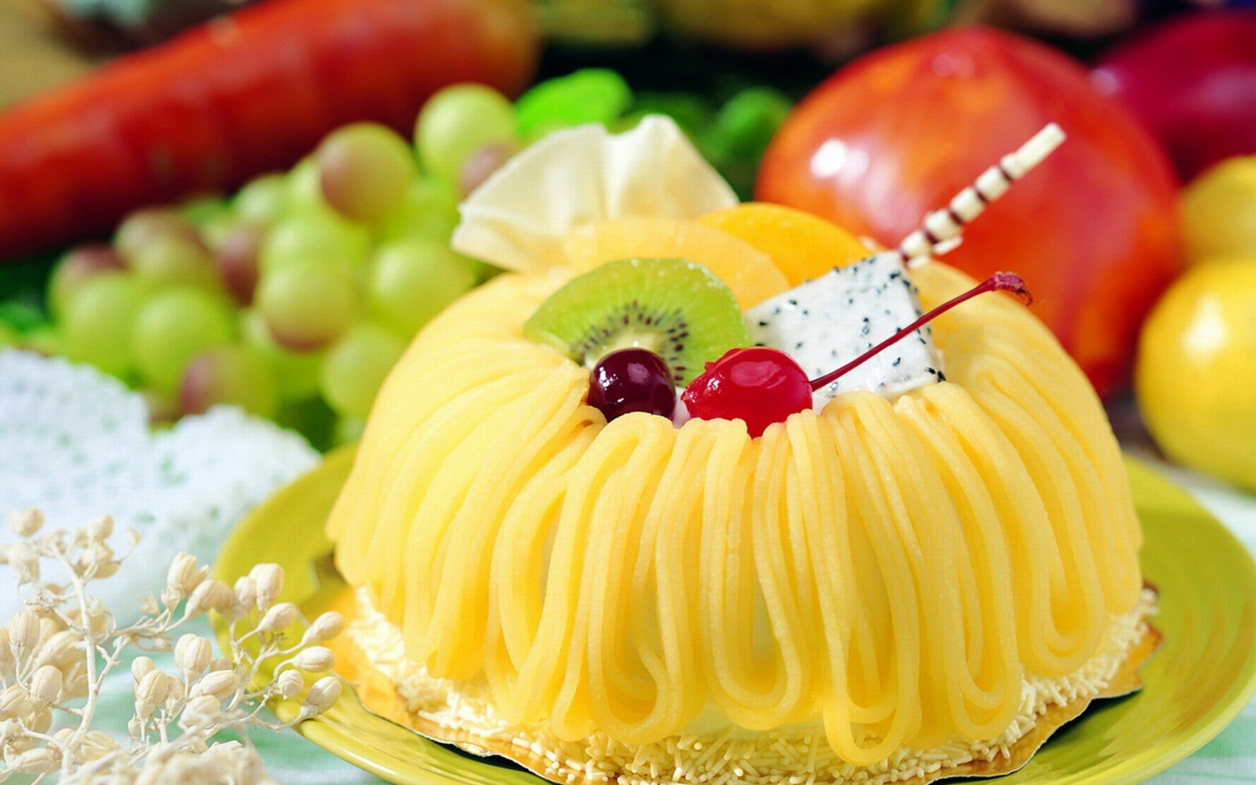 Сладкое пирожное с кремом, киви и вишней