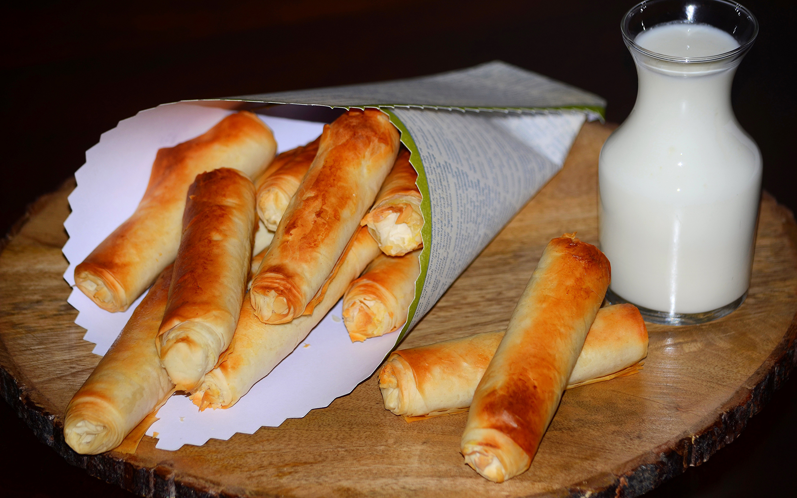 Сладкая выпечка с творогом на столе с кувшином молока