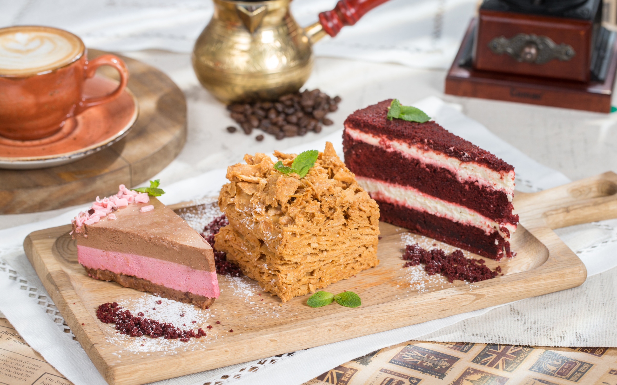 Три аппетитных куска торта на разделочной доске