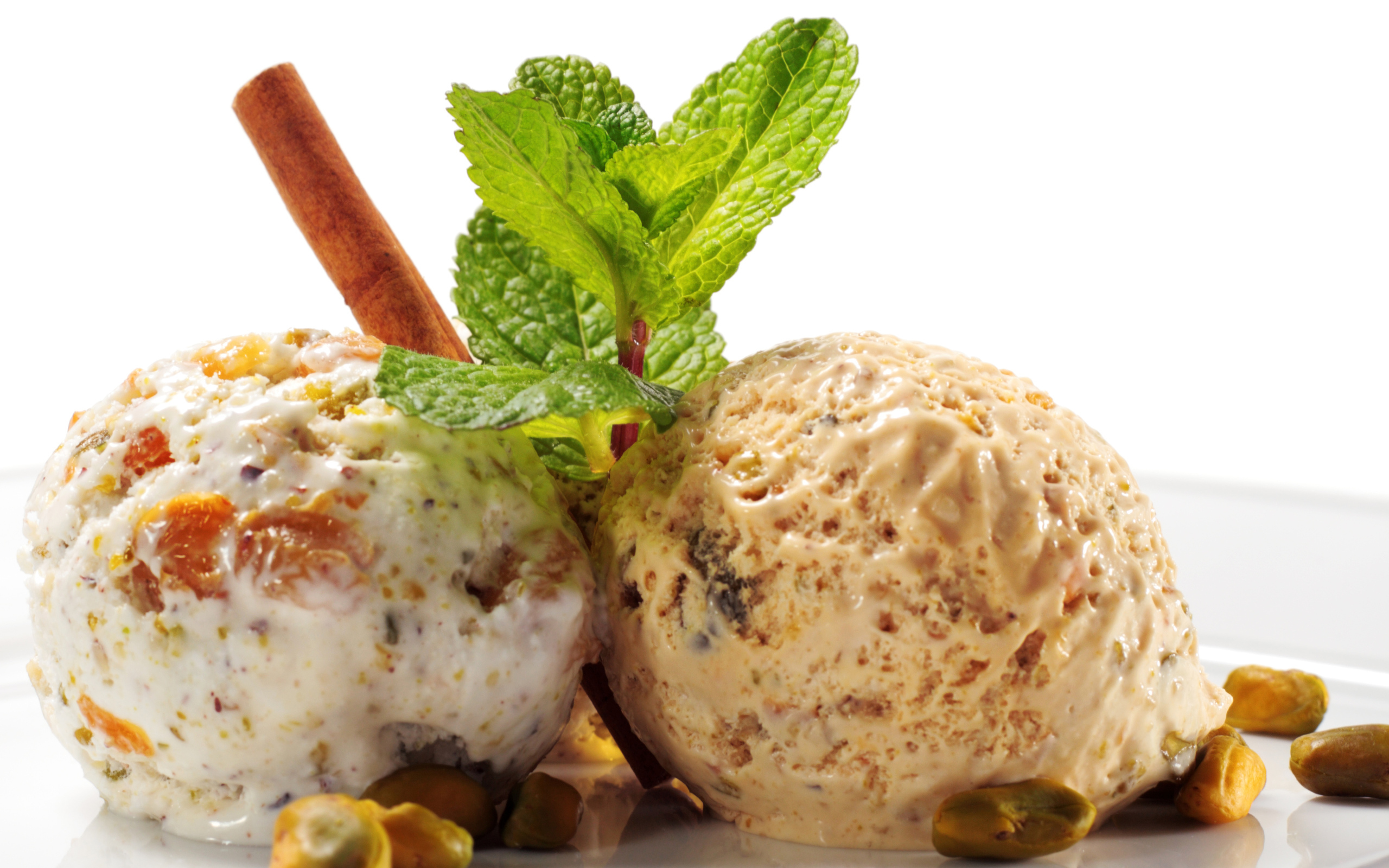 Два шарика мороженого с корицей и мятой