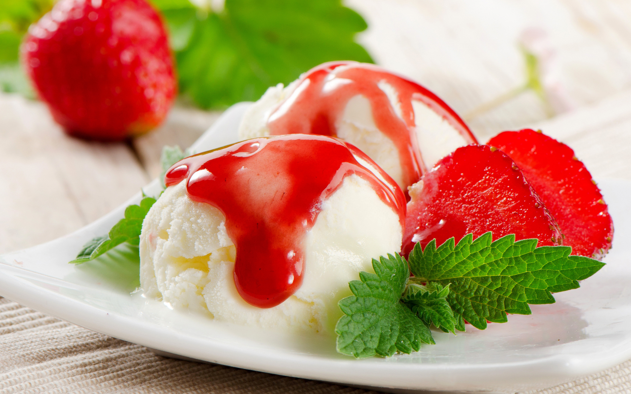 Шарики ванильного мороженого с клубничным джемом