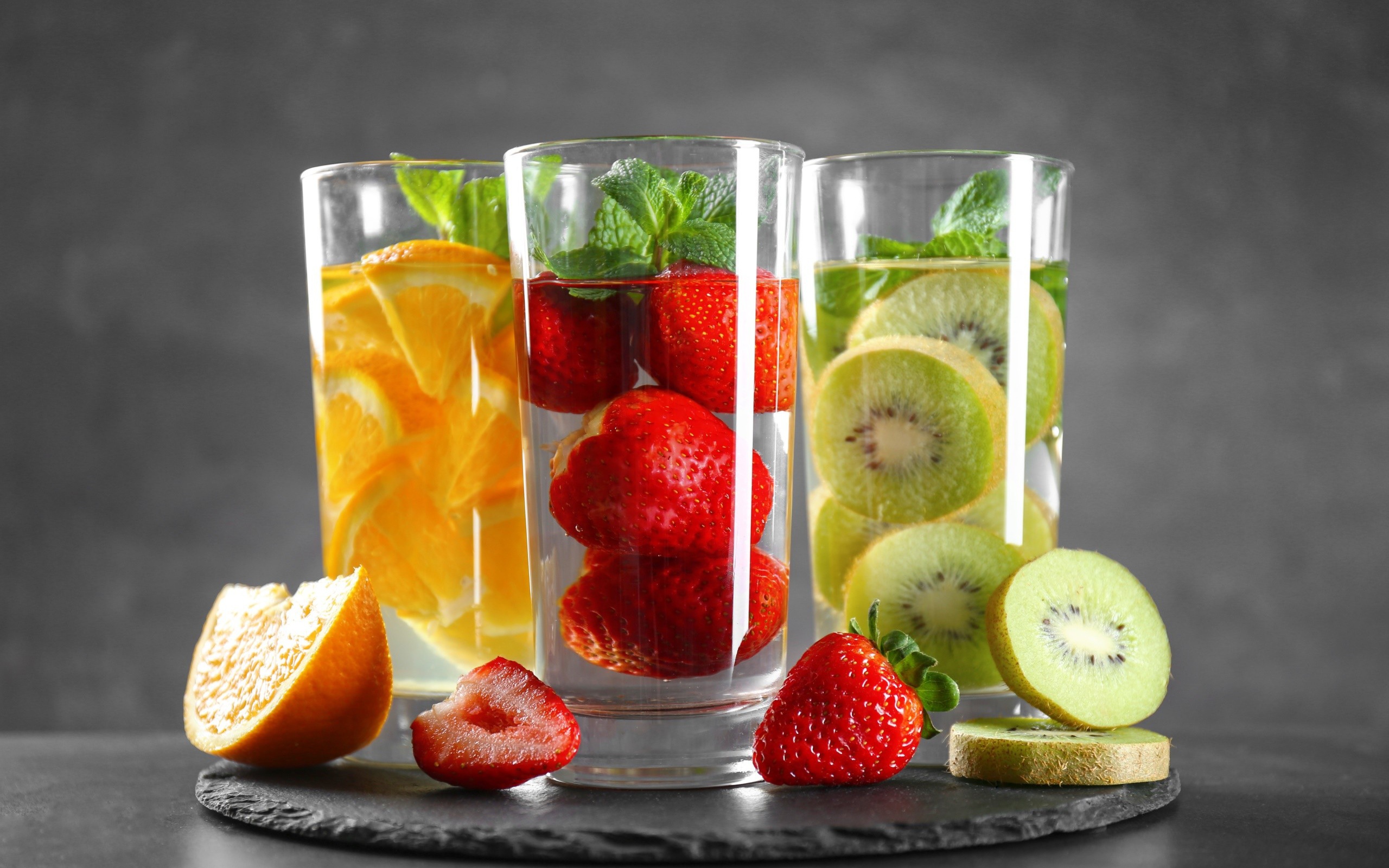 Фруктовый коктейль мохито в прозрачных стаканах 