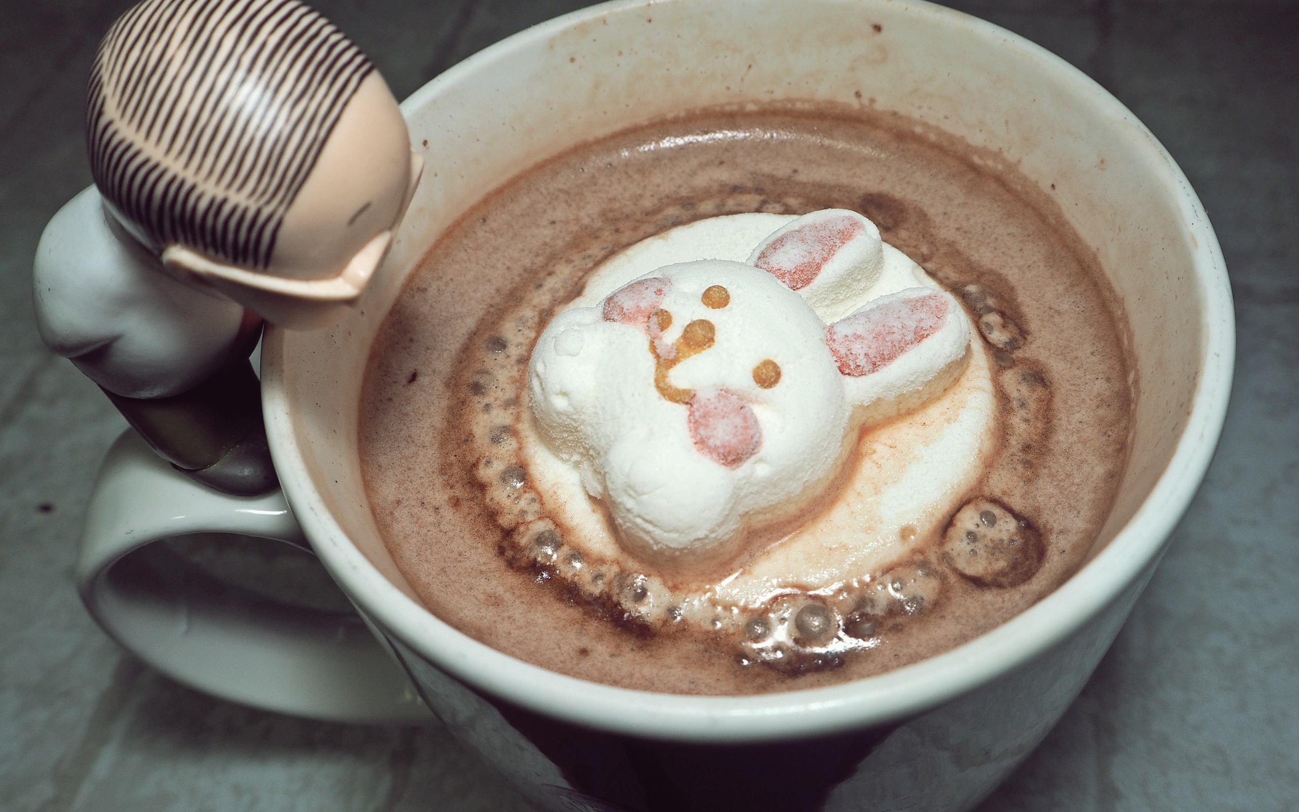 Горячий какао с зайцем из зефира 