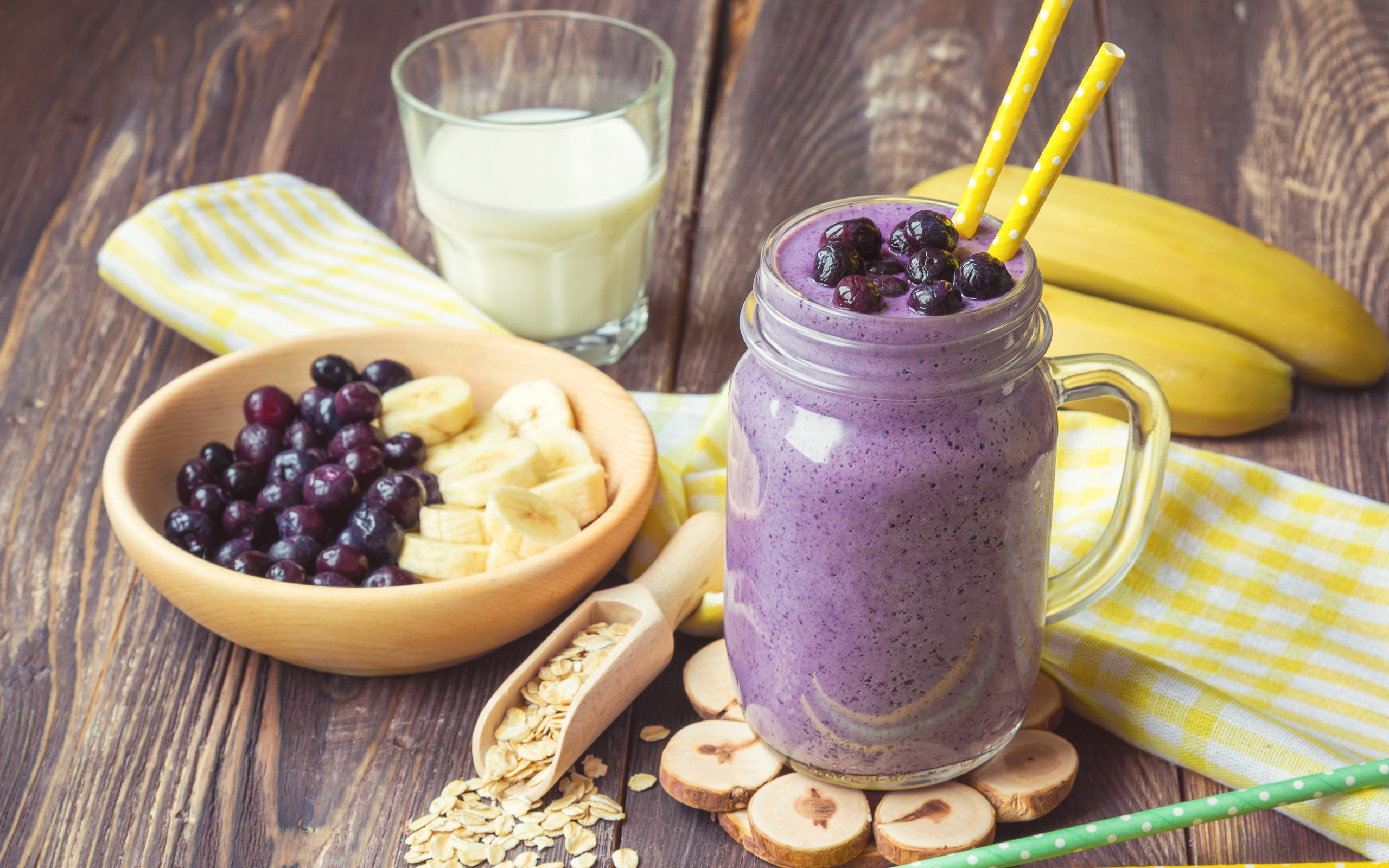 Молочный коктейль с ягодами черники и бананами 