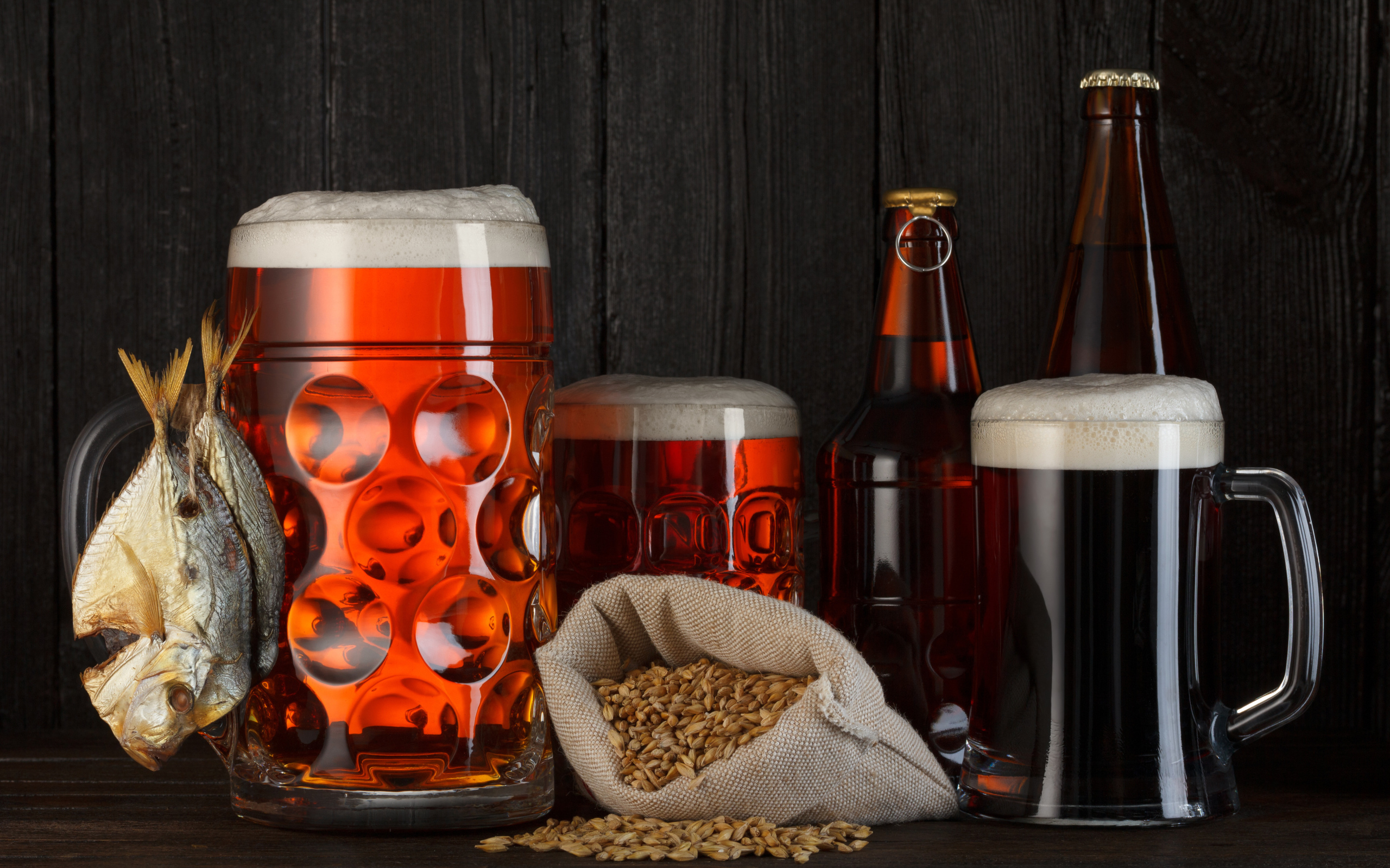 Пшеничное пиво в бокалах с сушеной рыбой вомер 