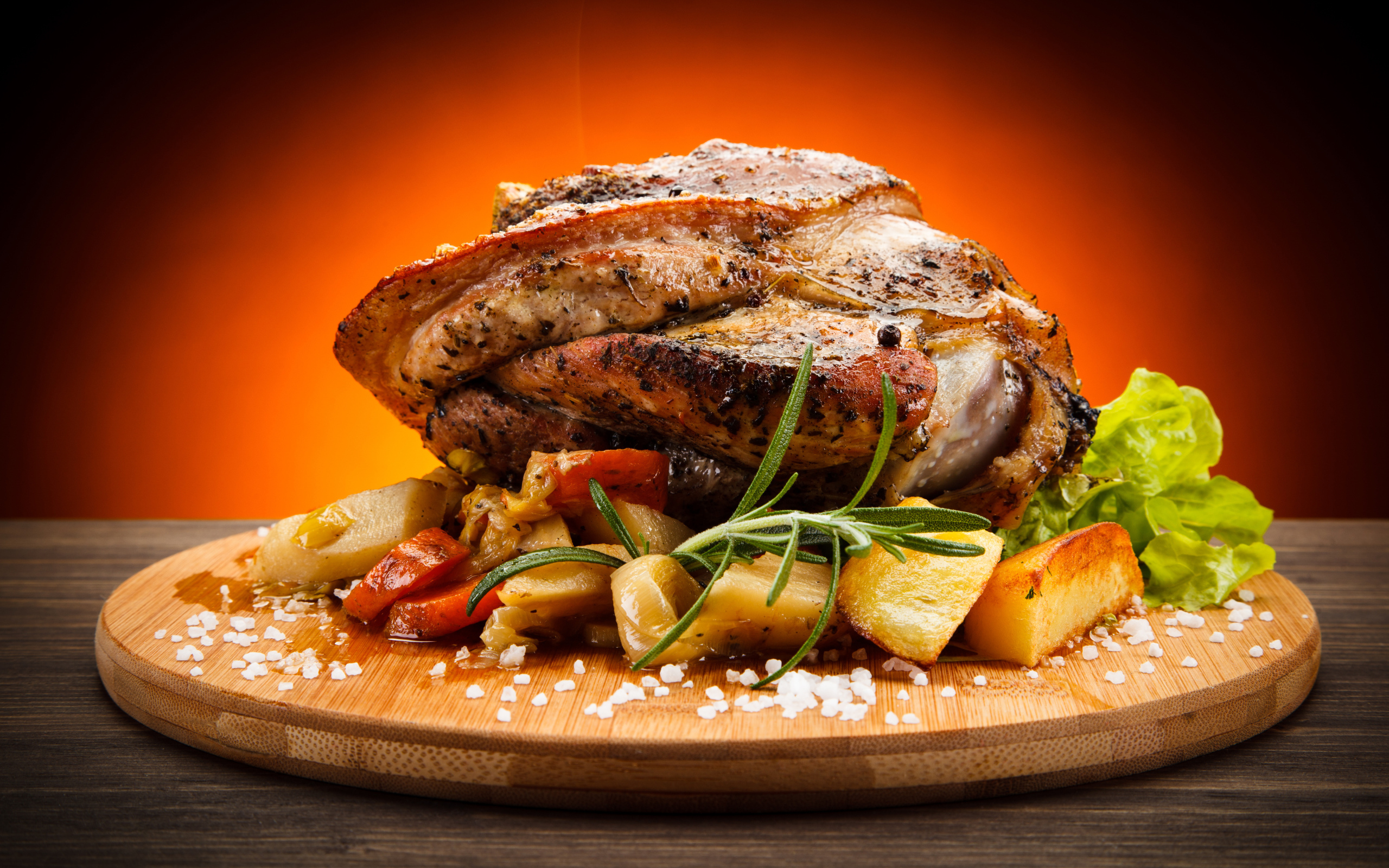 Аппетитный сочный кусок мяса с овощами и солью на разделочной доске