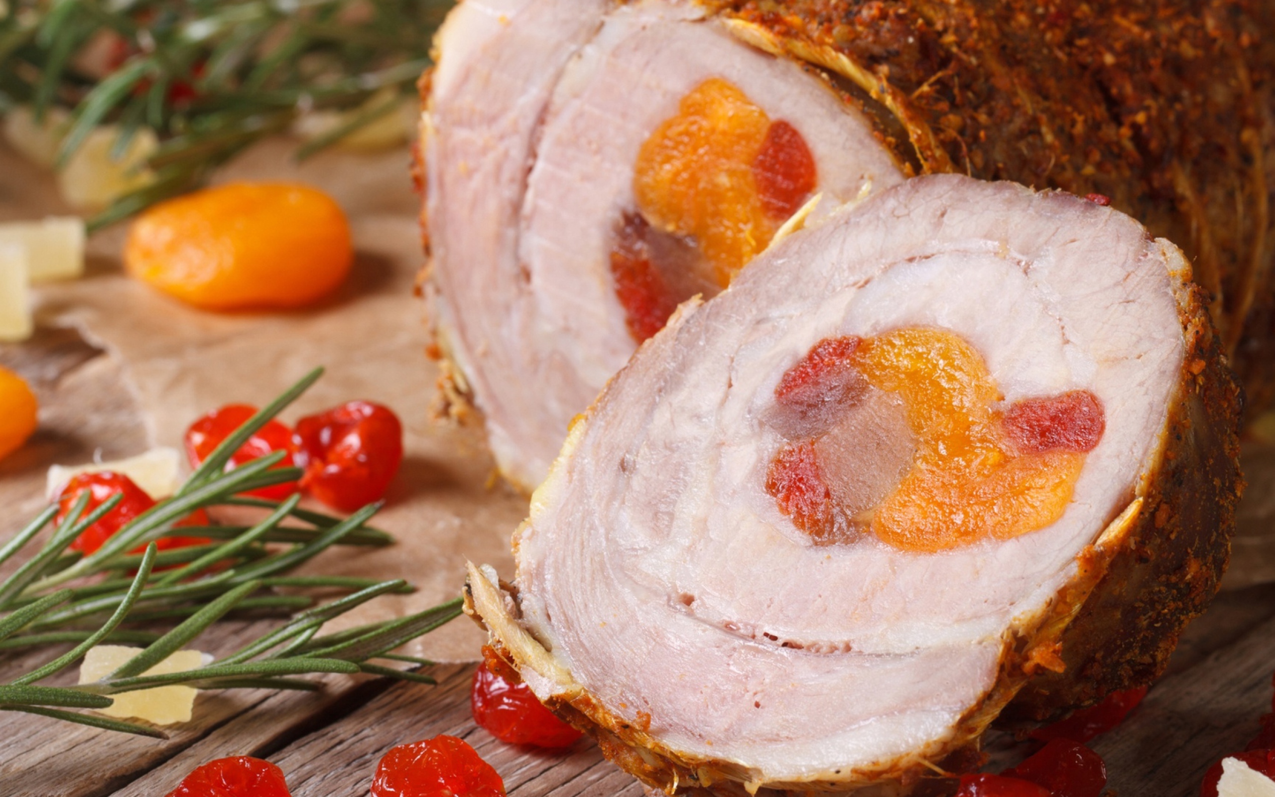 Аппетитный мясной рулет с курагой 