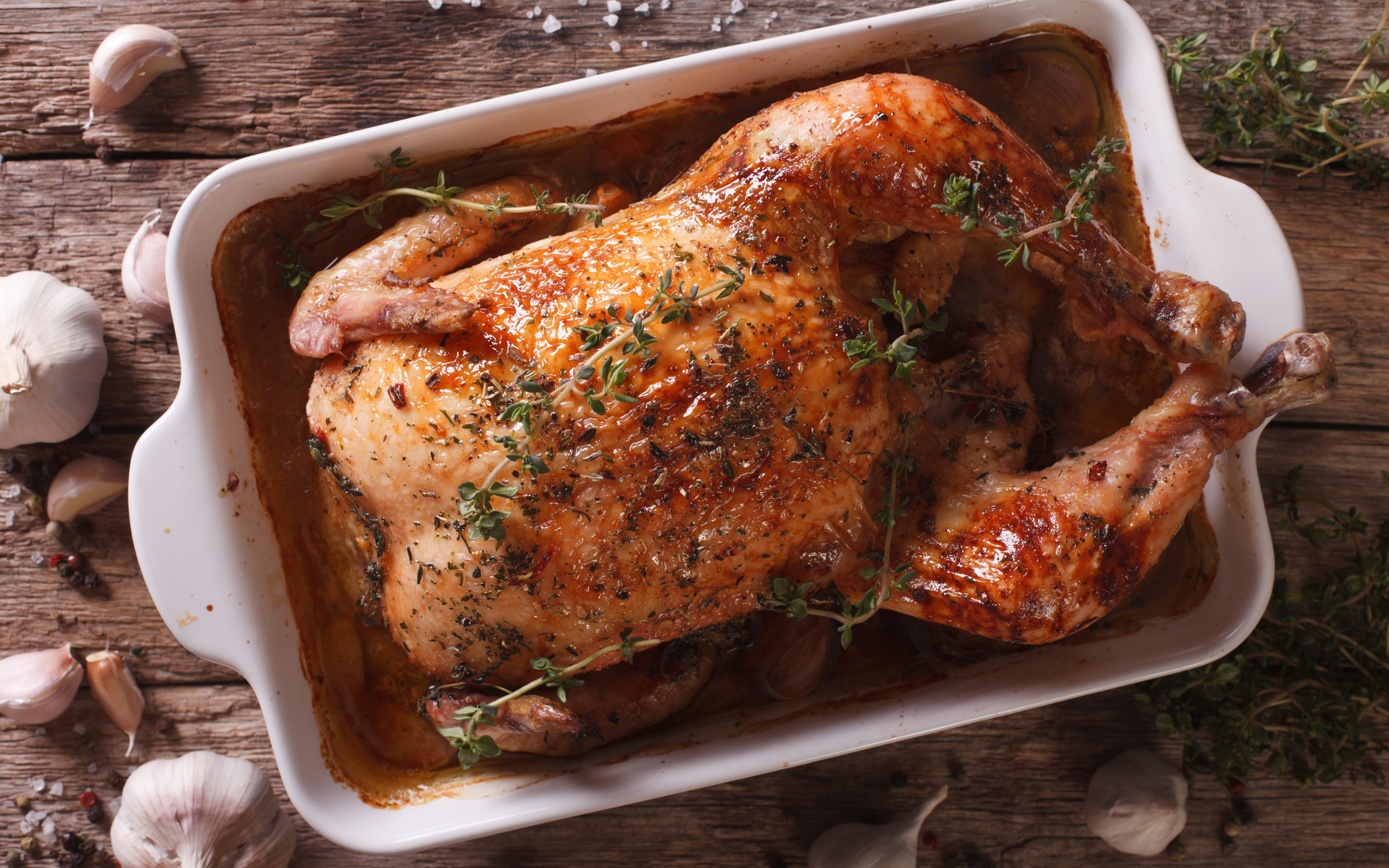 Запеченная аппетитная курица на со специями на столе