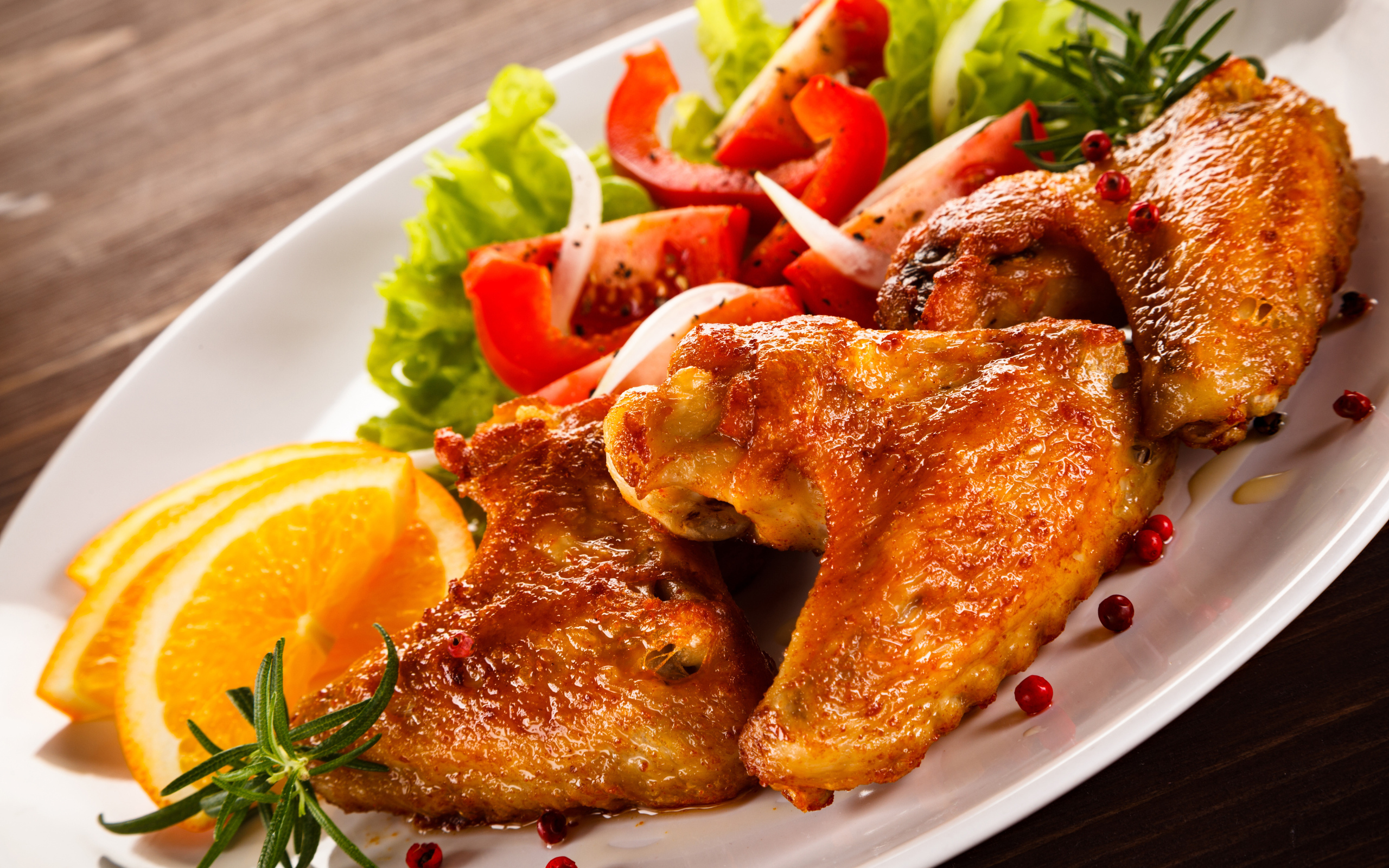 Запеченные куриные крылышки с овощами 