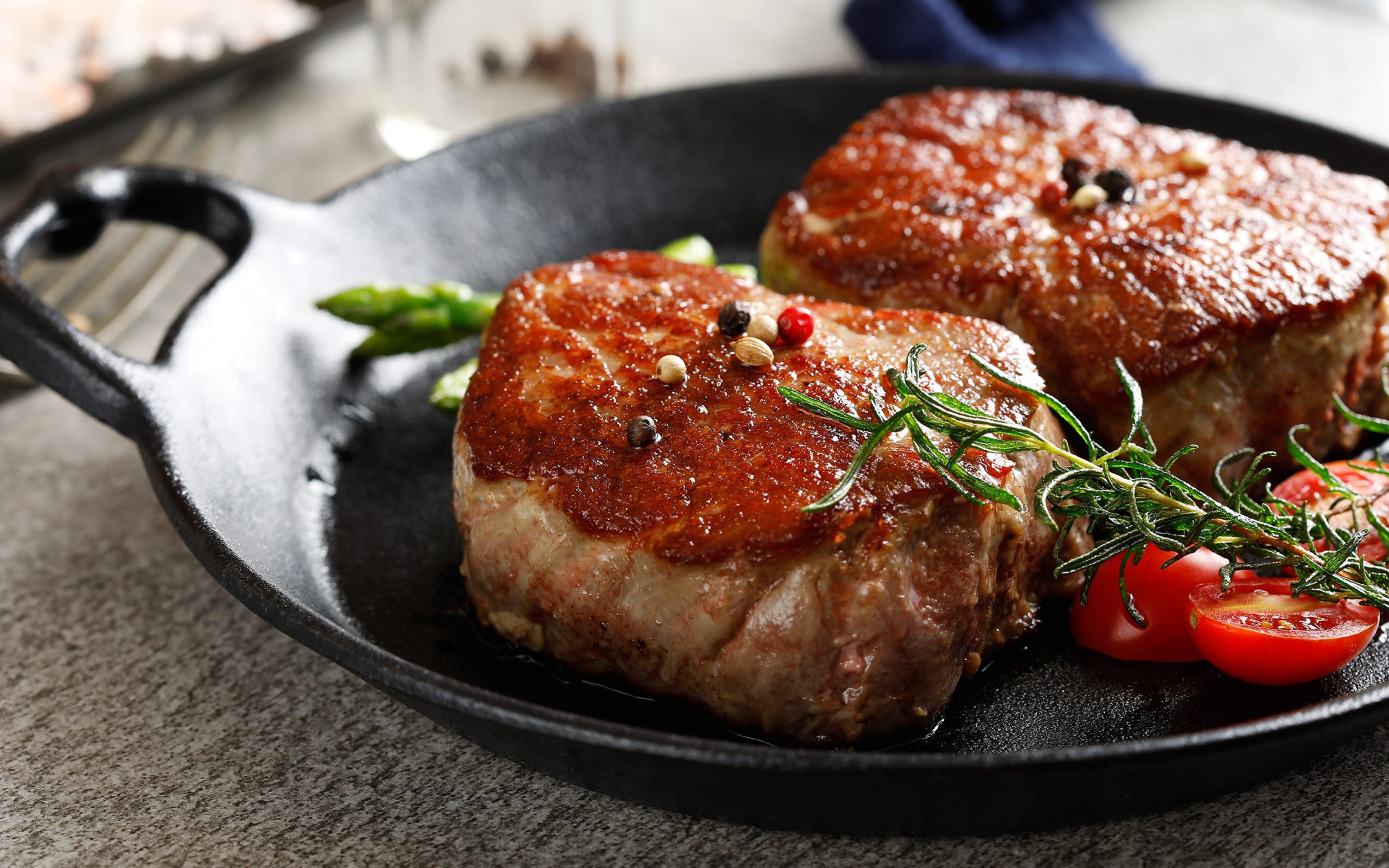 Два аппетитных сочных куска мяса с помидорами и розмарином