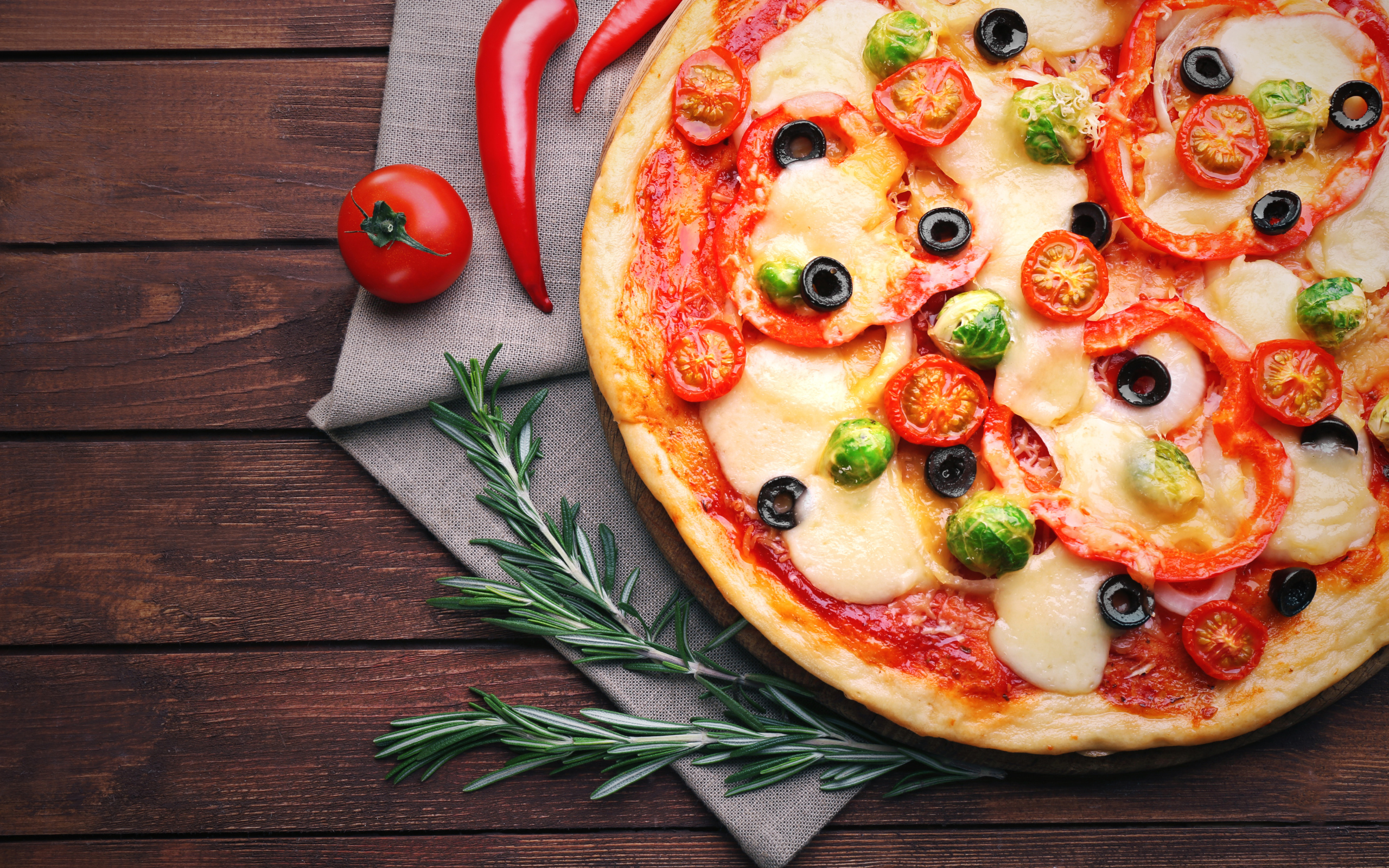 Аппетитная пицца с помидорами и болгарским перцем