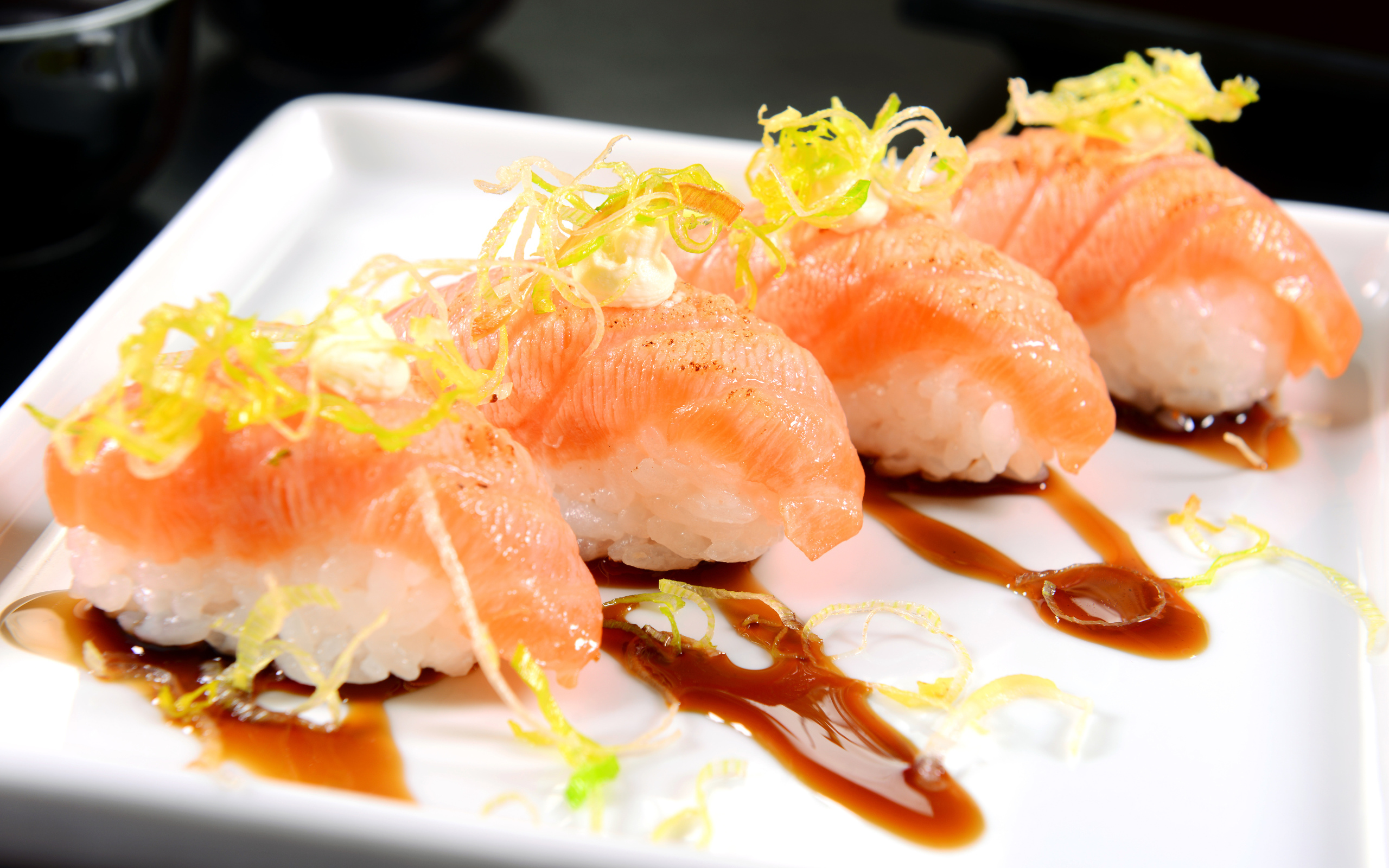 Суши с соевым соусом на белой тарелке